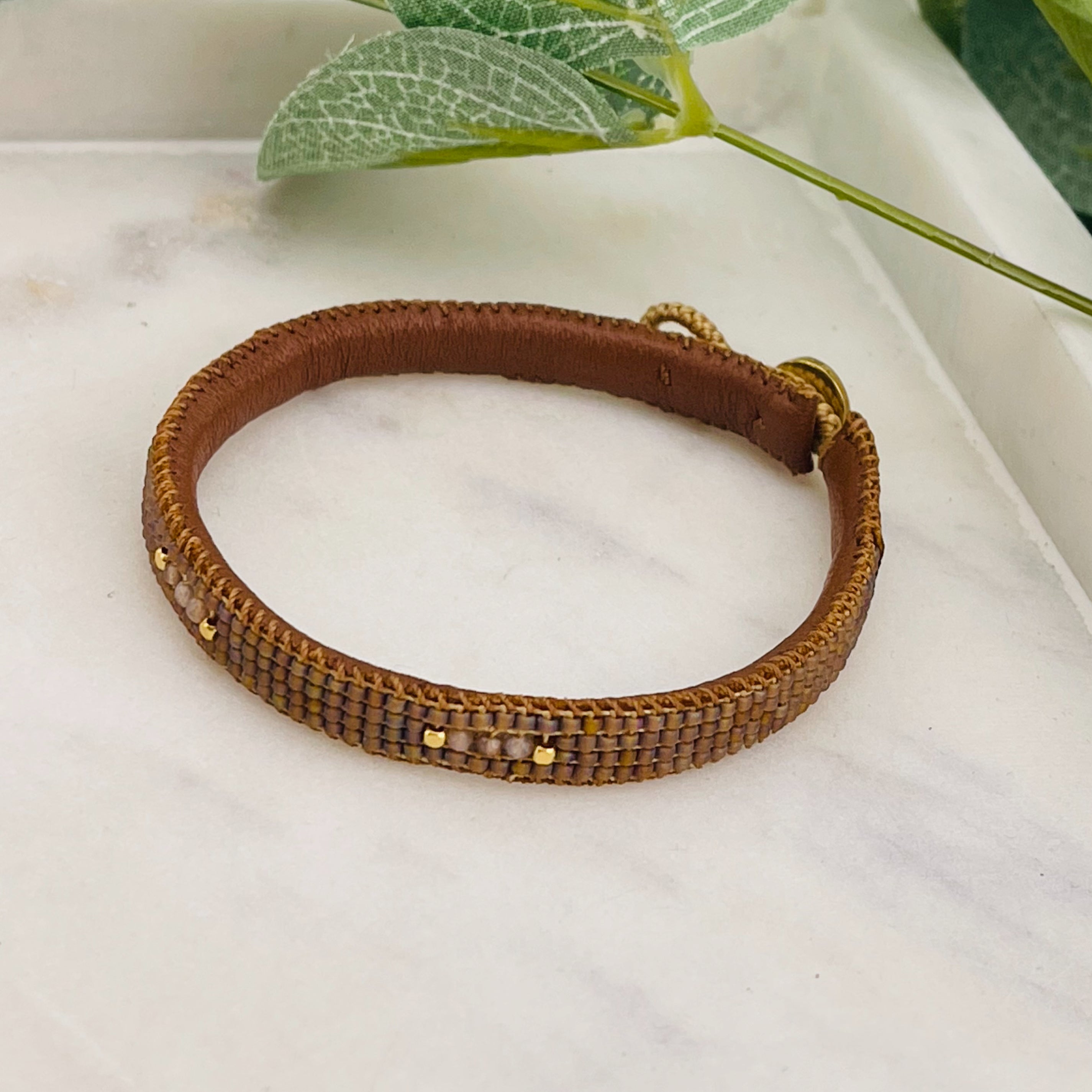 Trendiges Lederarmband mit braunen Perlen Fay Root