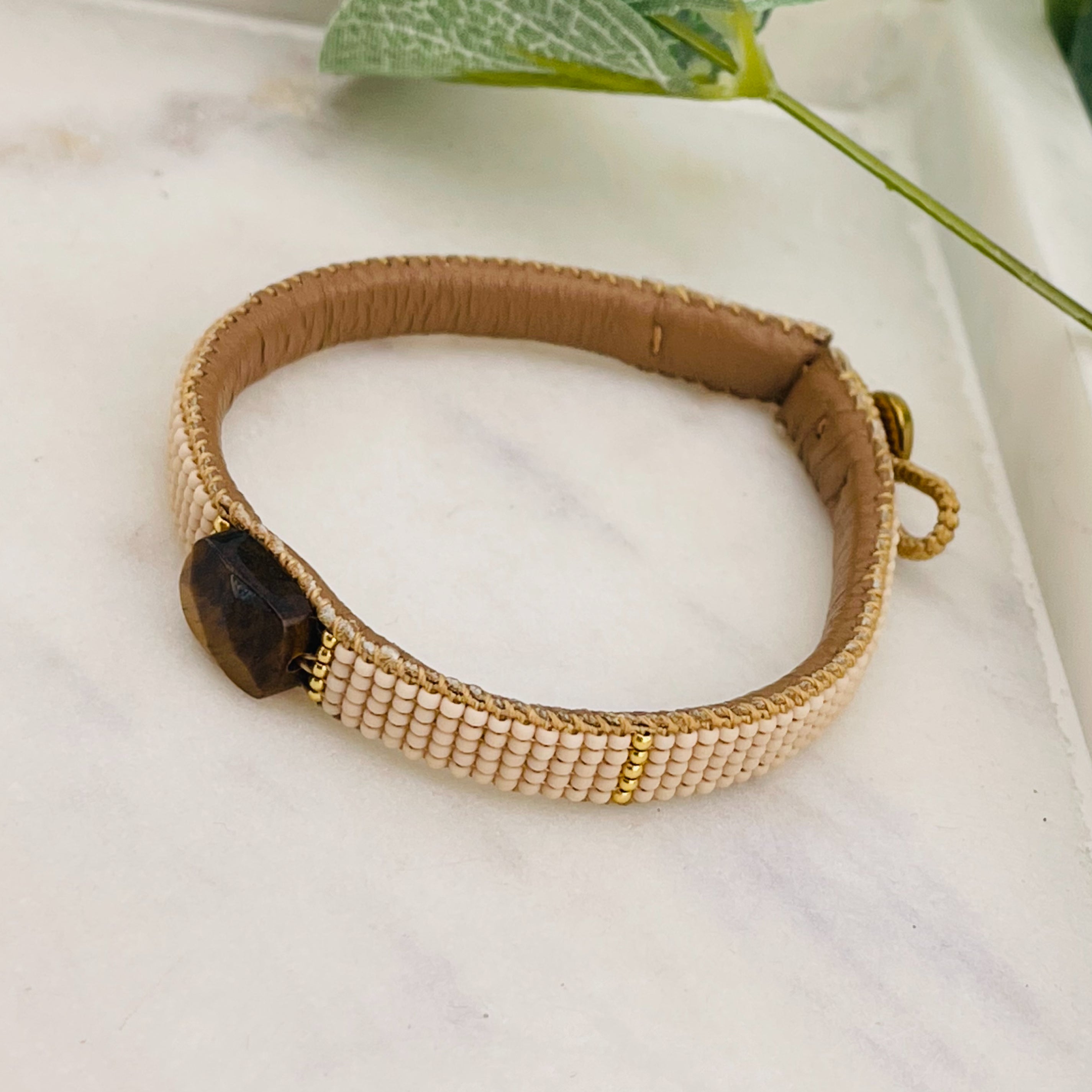 Braunes Lederarmband mit beigen Miyuki-Perlen Ted Beige