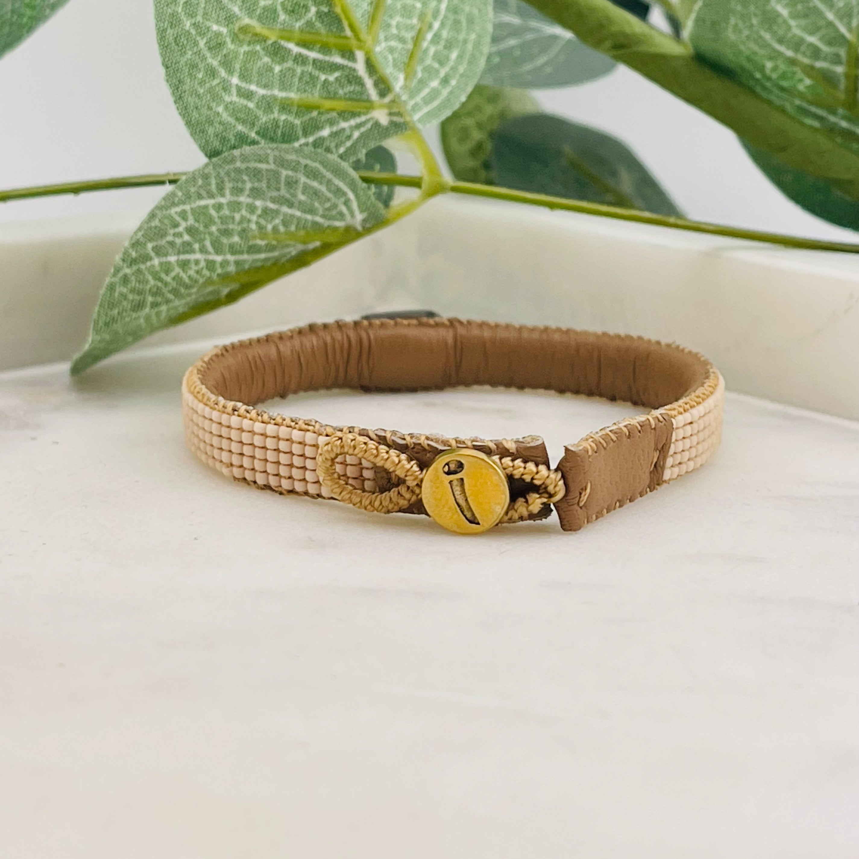 Braunes Lederarmband mit beigen Miyuki-Perlen Ted Beige