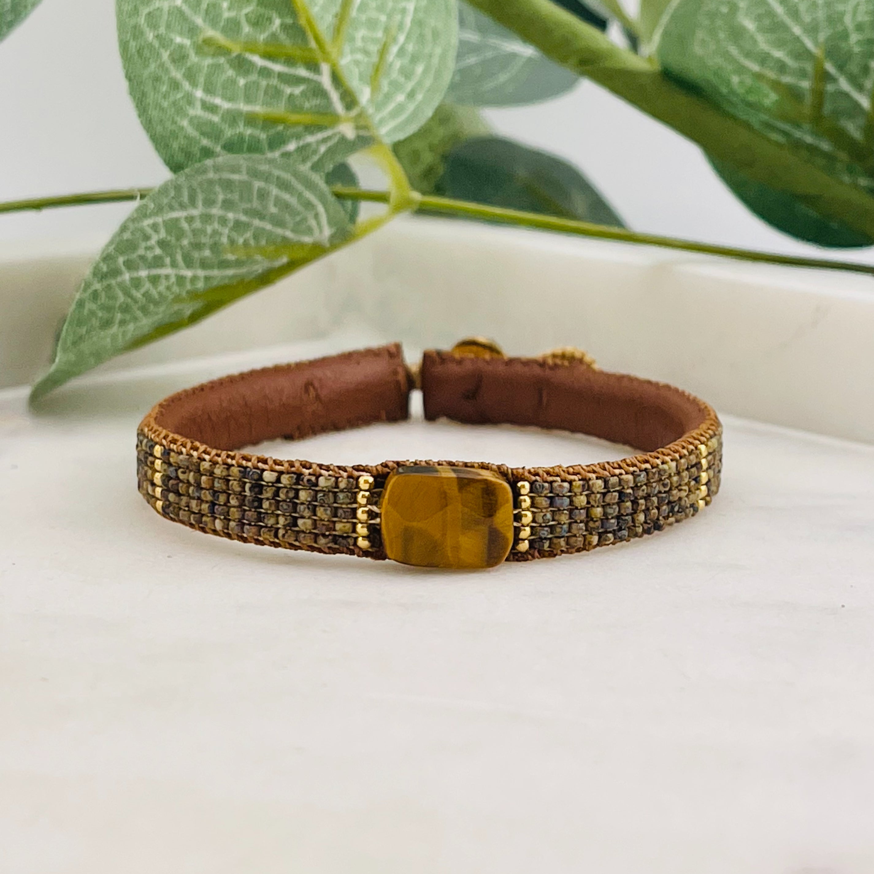 Braunes Lederarmband mit Miyuki-Perlen und braunem Stein Ted Kahki