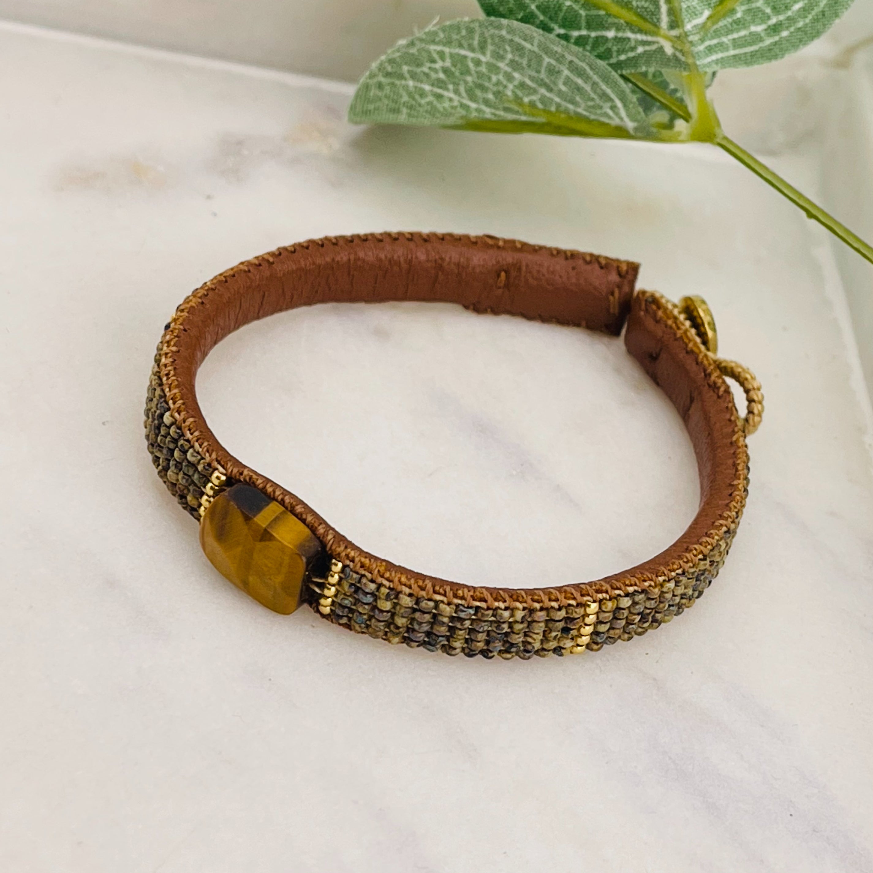 Braunes Lederarmband mit Miyuki-Perlen und braunem Stein Ted Kahki