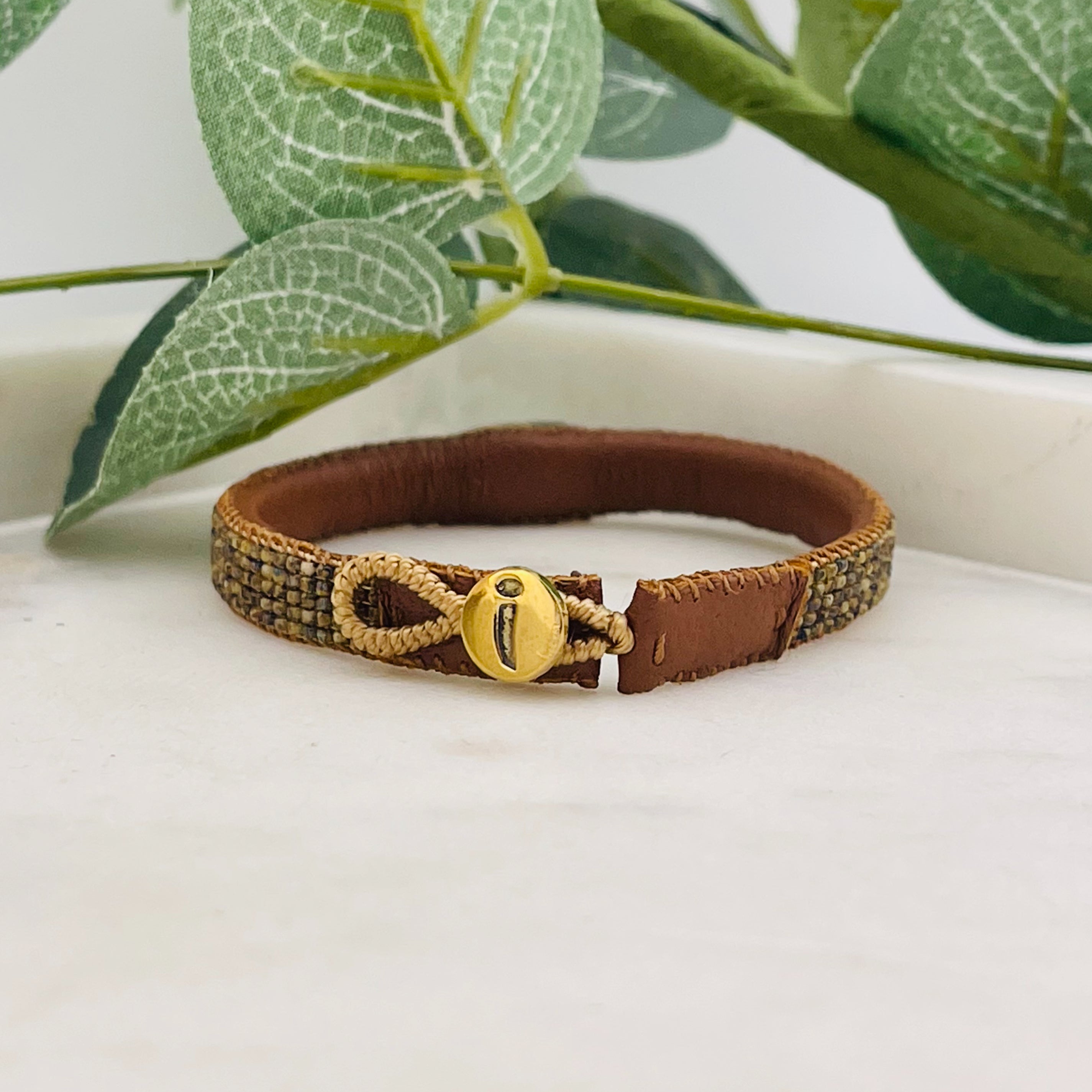 Braunes Lederarmband mit Miyuki-Perlen und braunem Stein Ted Kahki