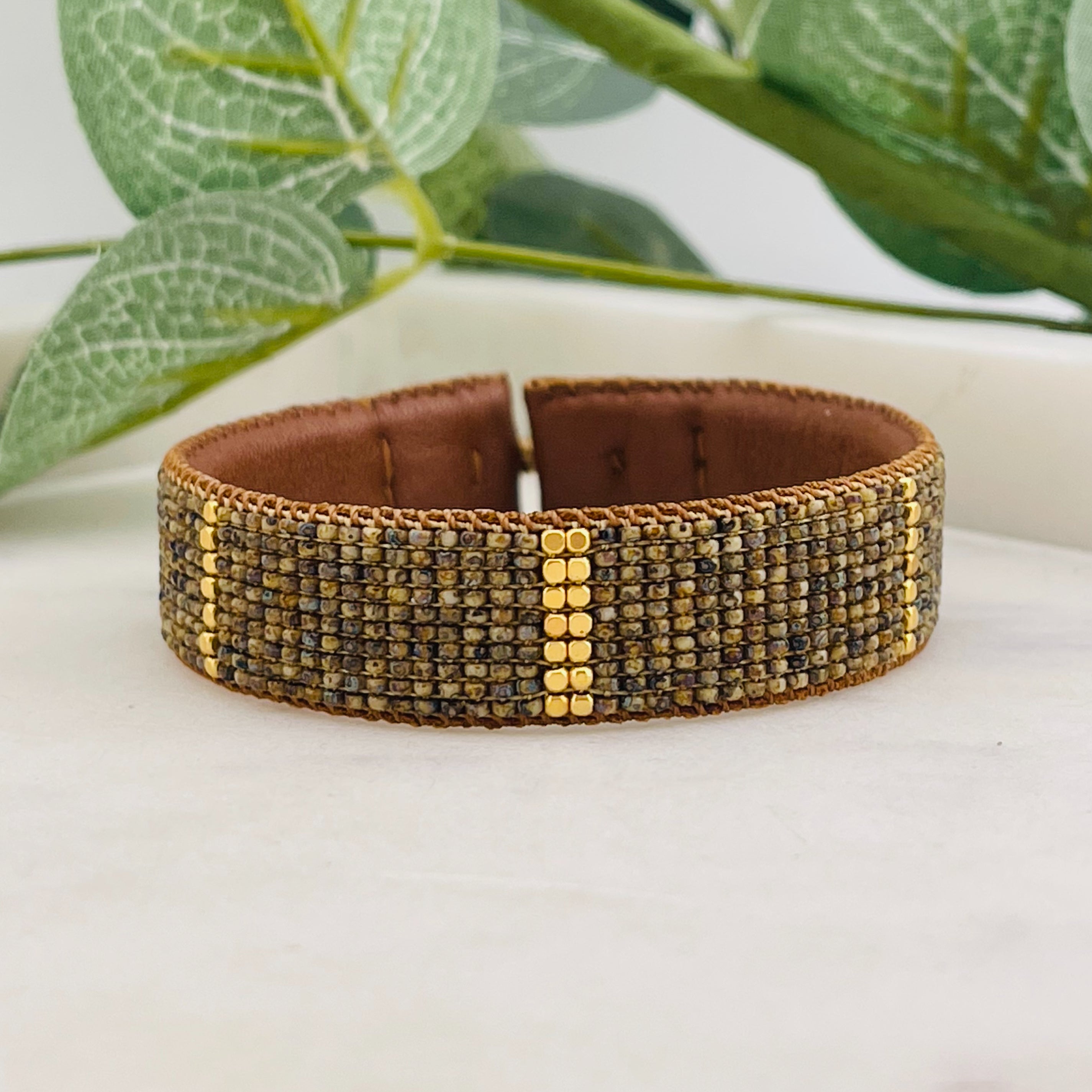 Braunes Lederarmband mit Miyuki-Perlen Empire Kahki