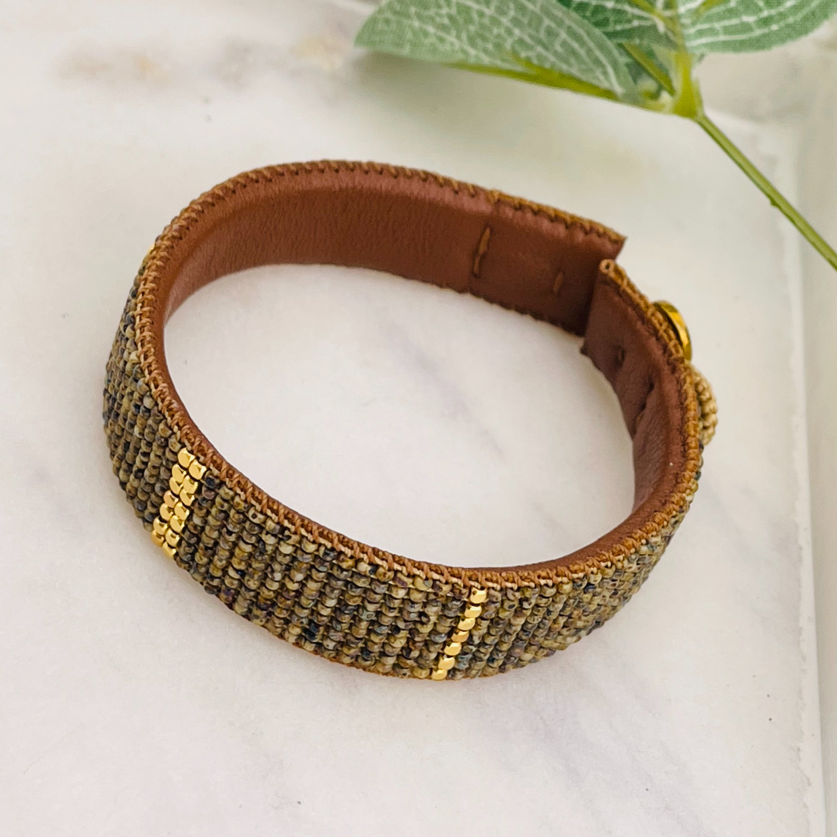 Braunes Lederarmband mit Miyuki-Perlen Empire Kahki