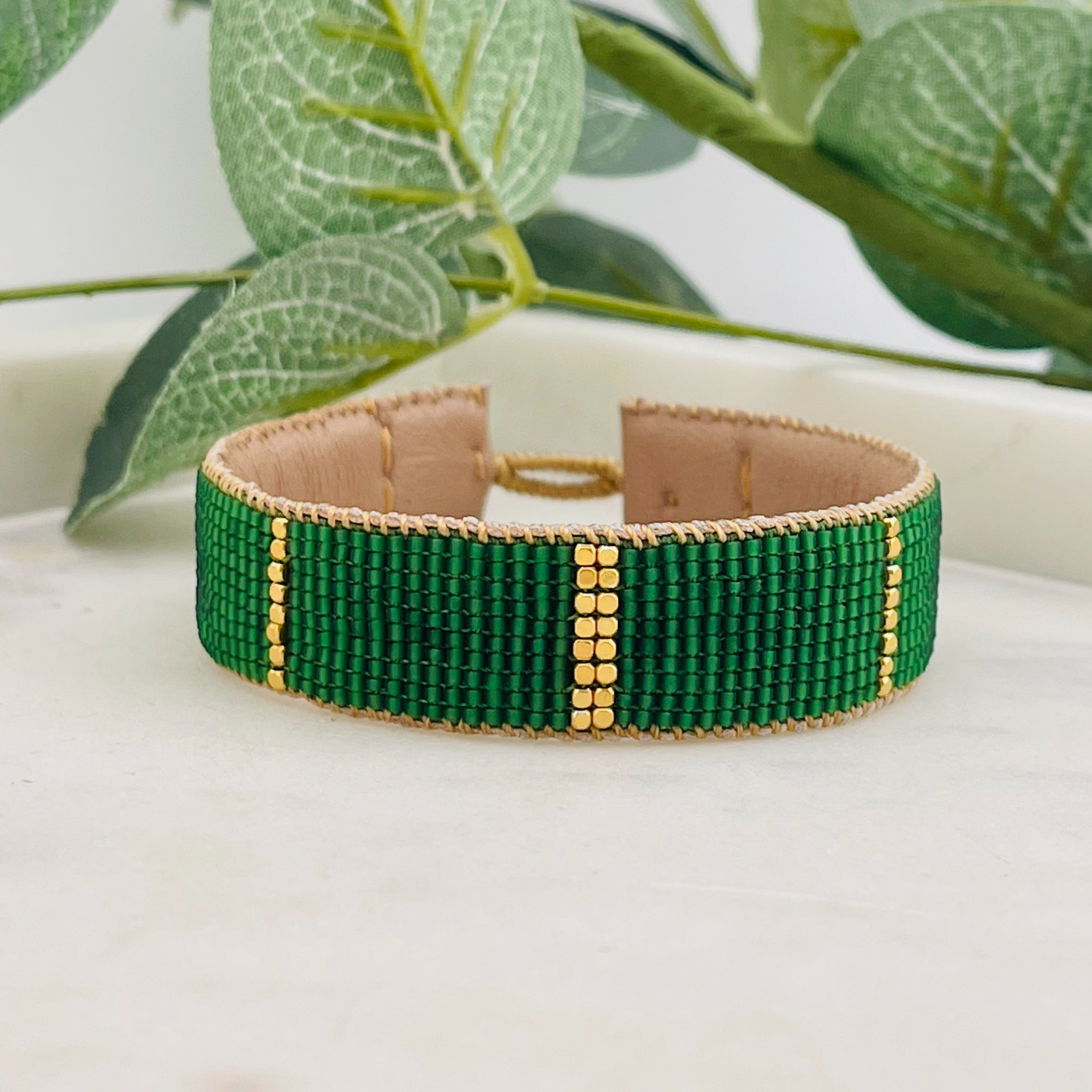 Braunes Lederarmband mit Miyuki-Perlen Grün Gold Empire Grass