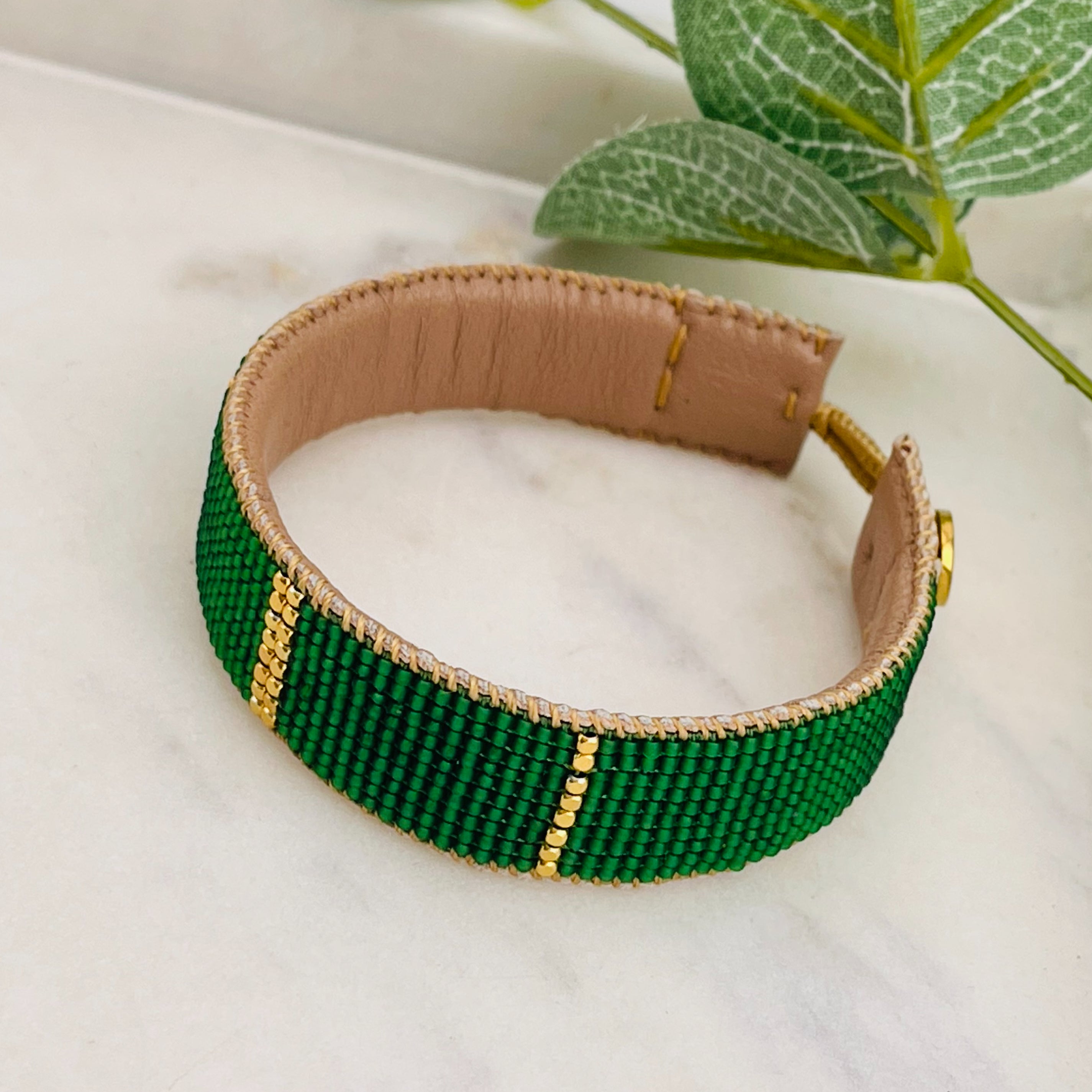 Braunes Lederarmband mit Miyuki-Perlen Grün Gold Empire Grass