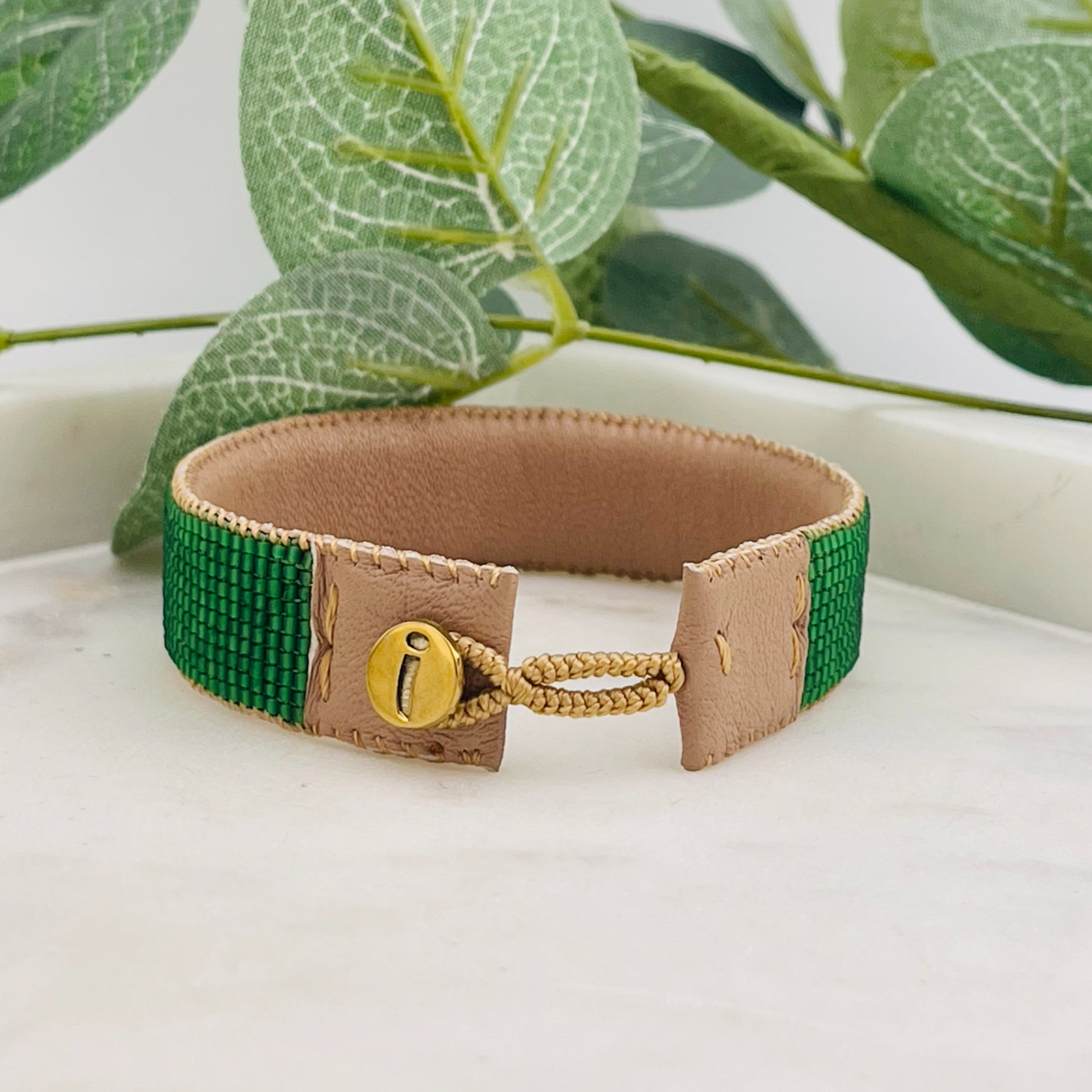 Braunes Lederarmband mit Miyuki-Perlen Grün Gold Empire Grass