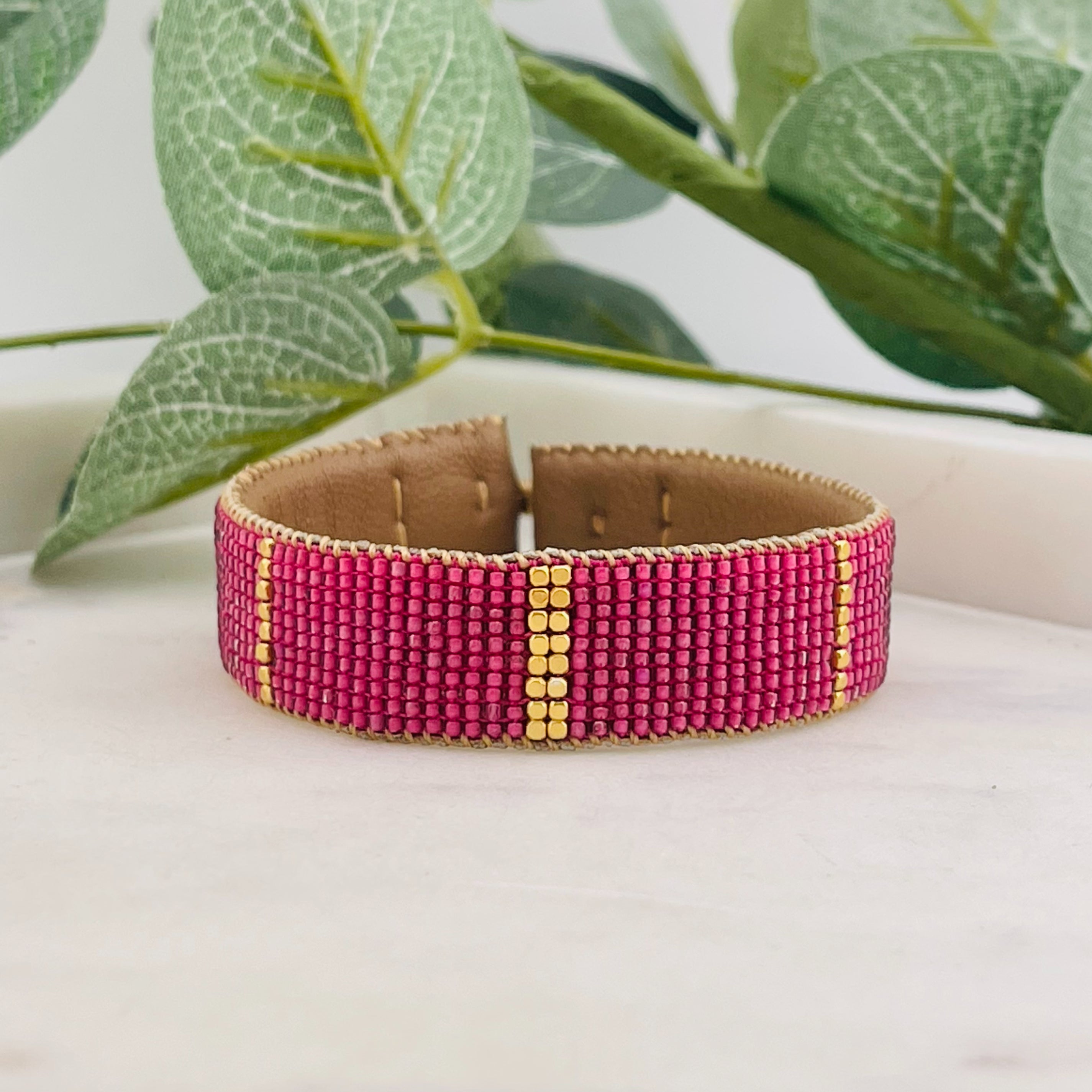 Braunes Lederarmband mit Pink Miyuki-Perlen Empire Fuchsia