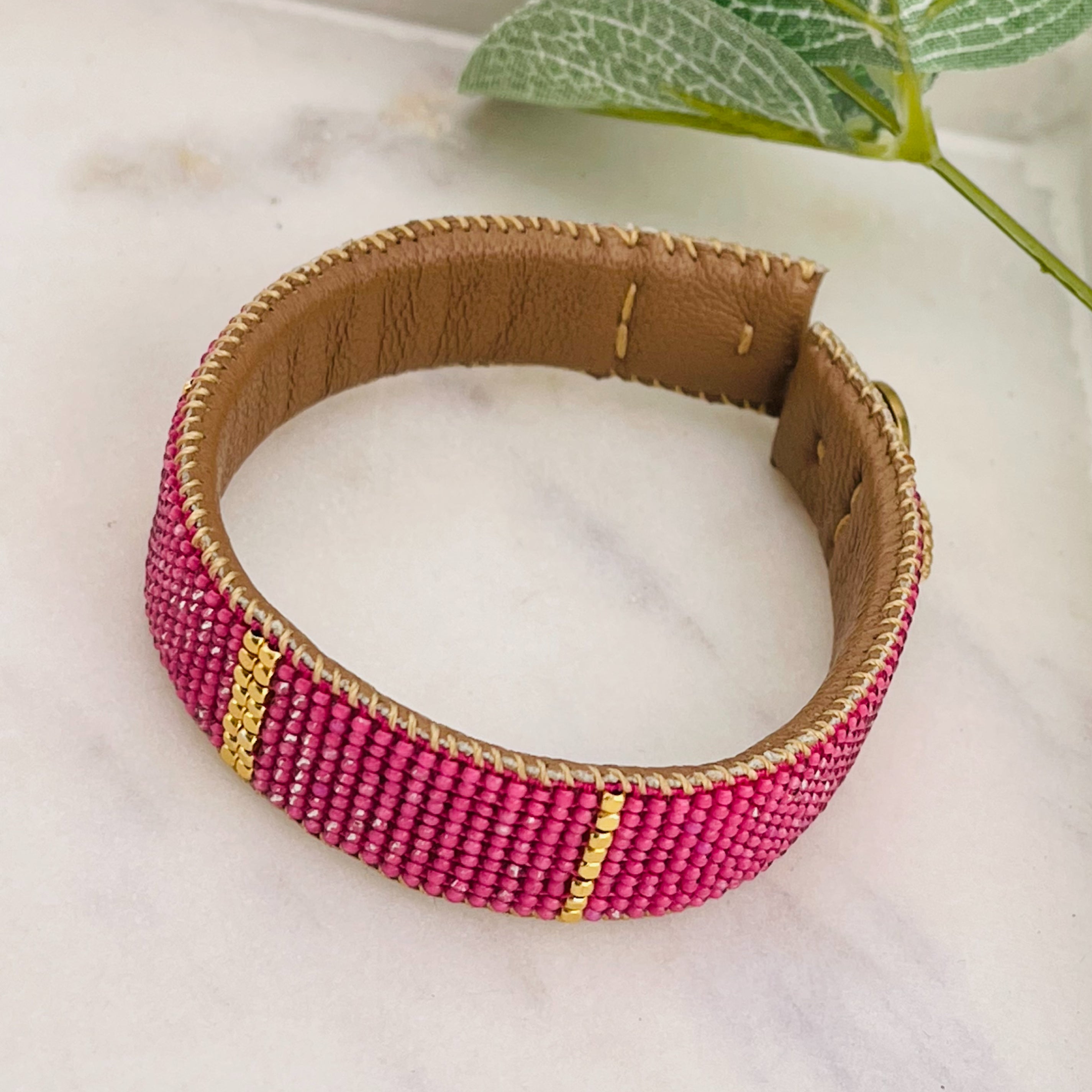 Braunes Lederarmband mit Pink Miyuki-Perlen Empire Fuchsia