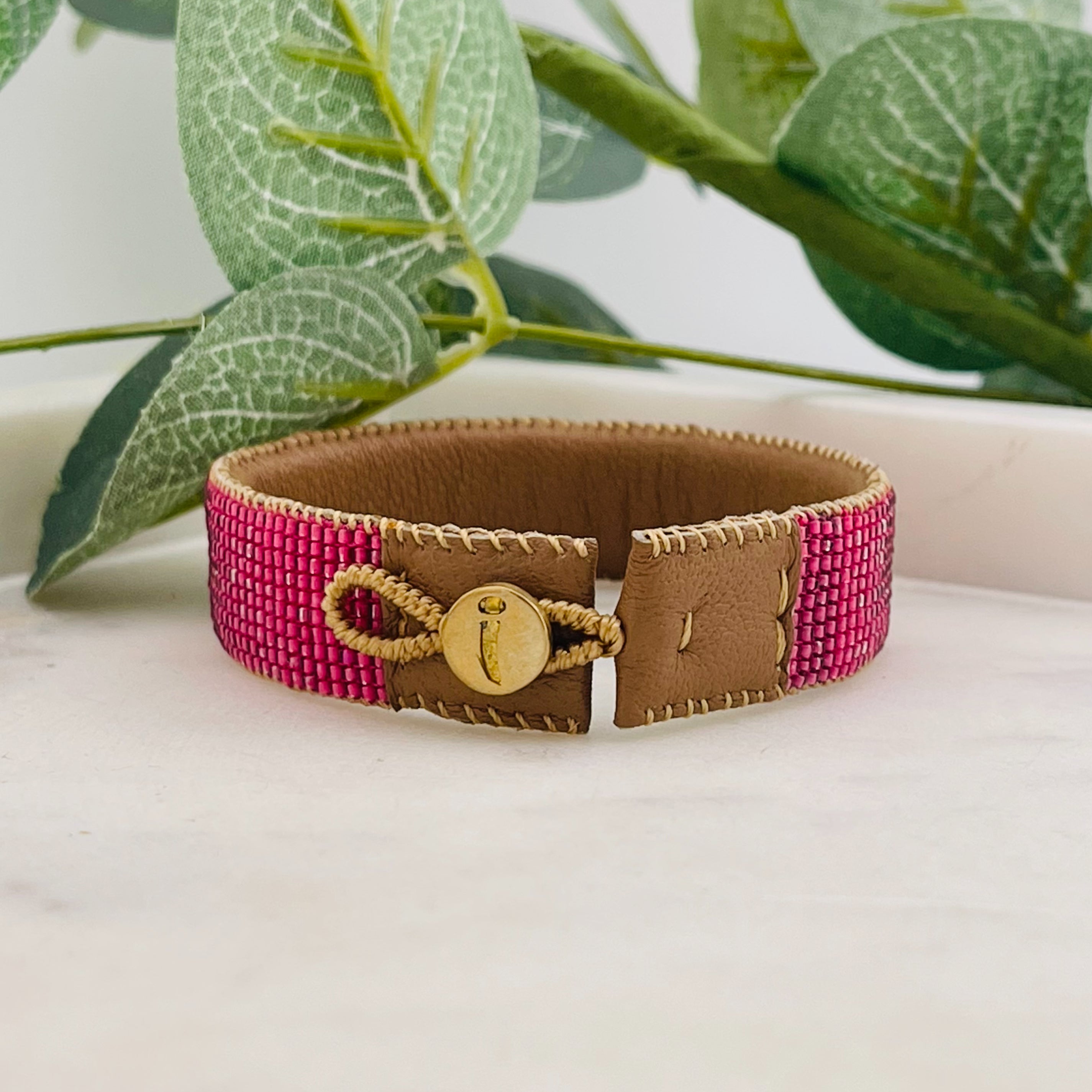 Braunes Lederarmband mit Pink Miyuki-Perlen Empire Fuchsia