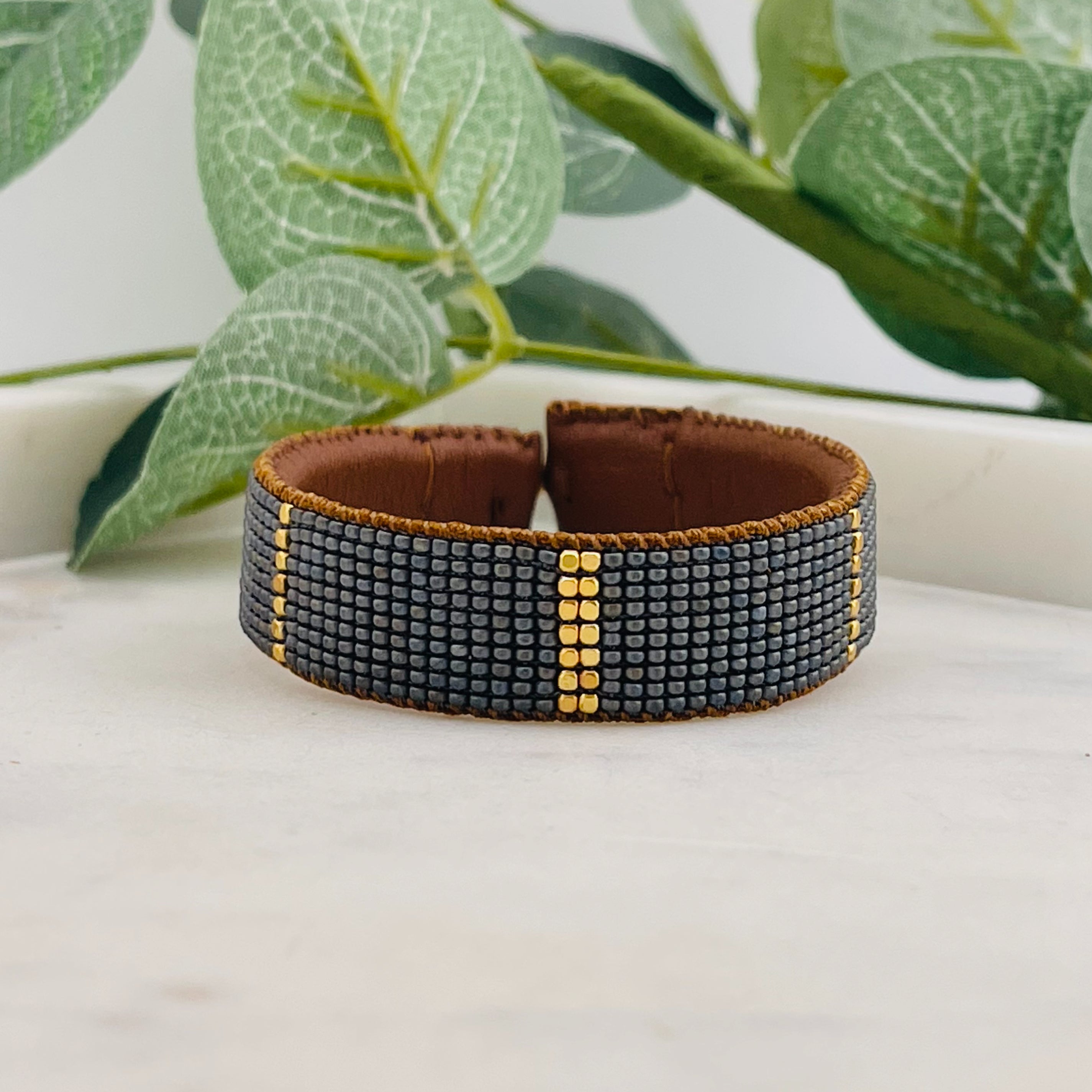 Braunes Lederarmband mit Miyuki-Perlen Anthrazit Gold Empire Gun
