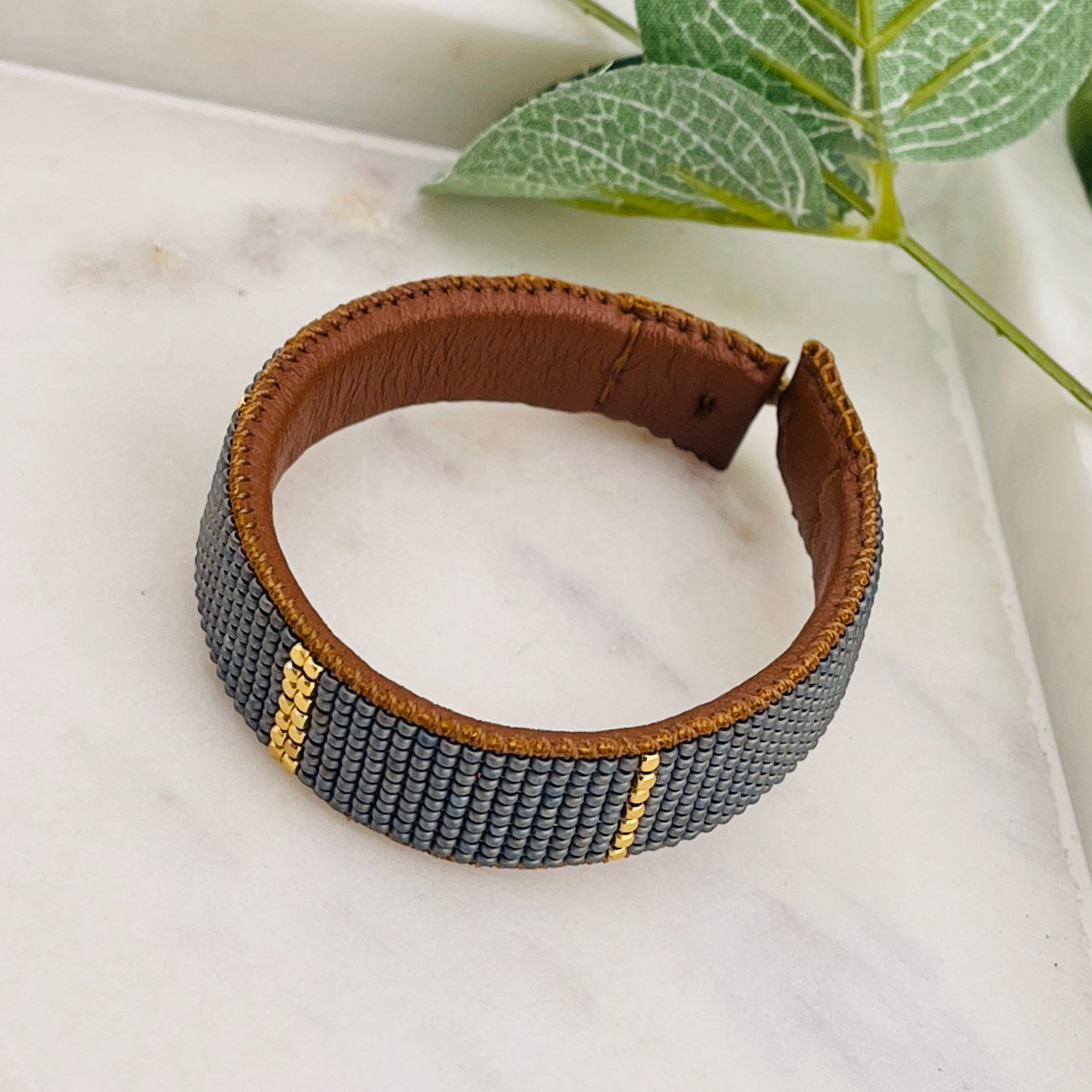 Braunes Lederarmband mit Miyuki-Perlen Anthrazit Gold Empire Gun