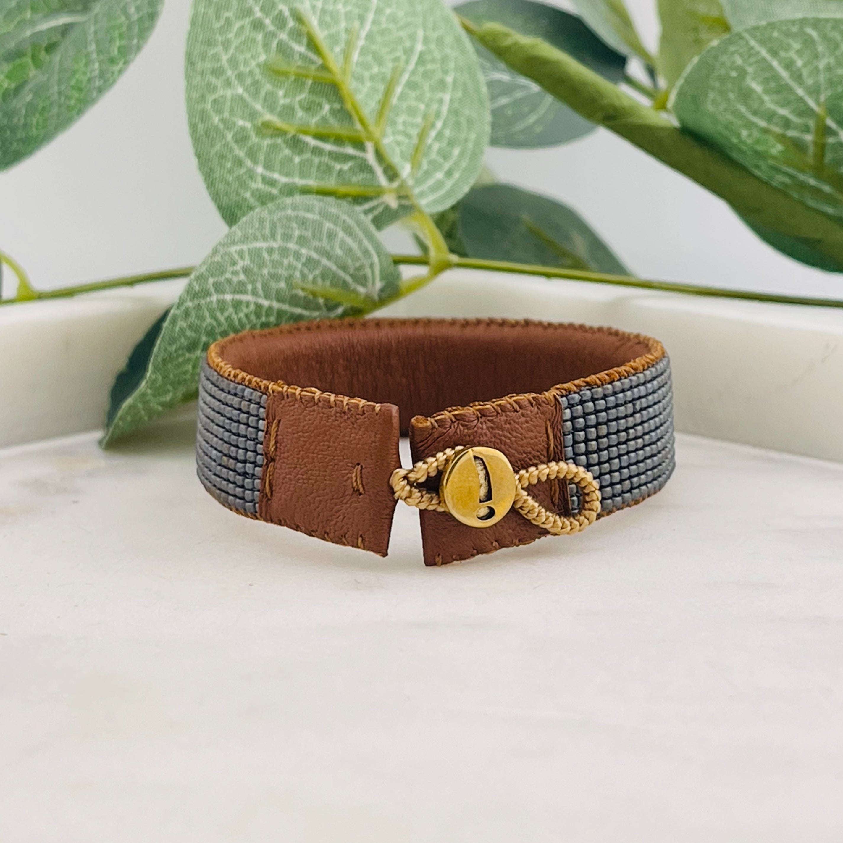 Braunes Lederarmband mit Miyuki-Perlen Anthrazit Gold Empire Gun