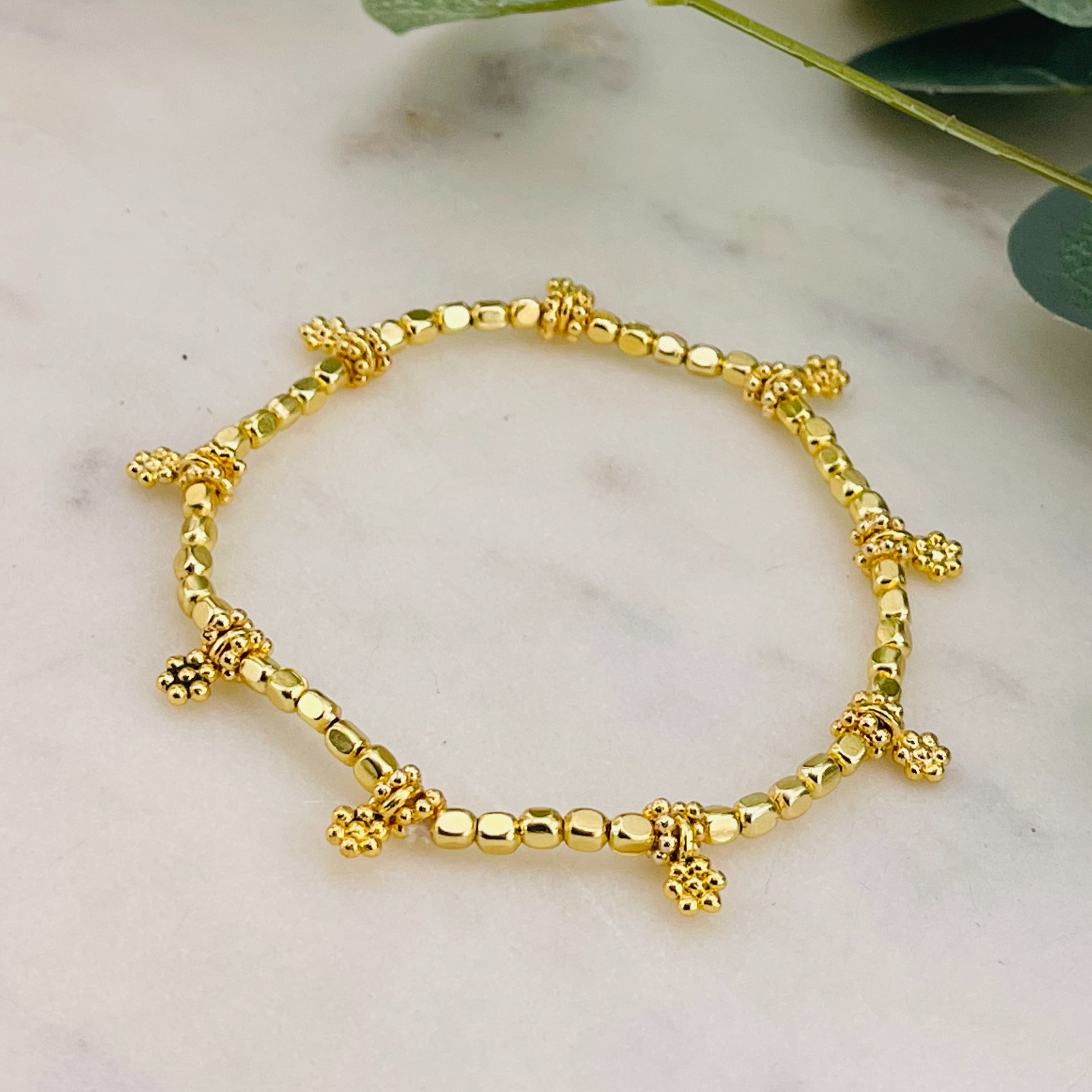 Elastische goldene Armkette mit Perlen und Charms-Anhängern Birdy