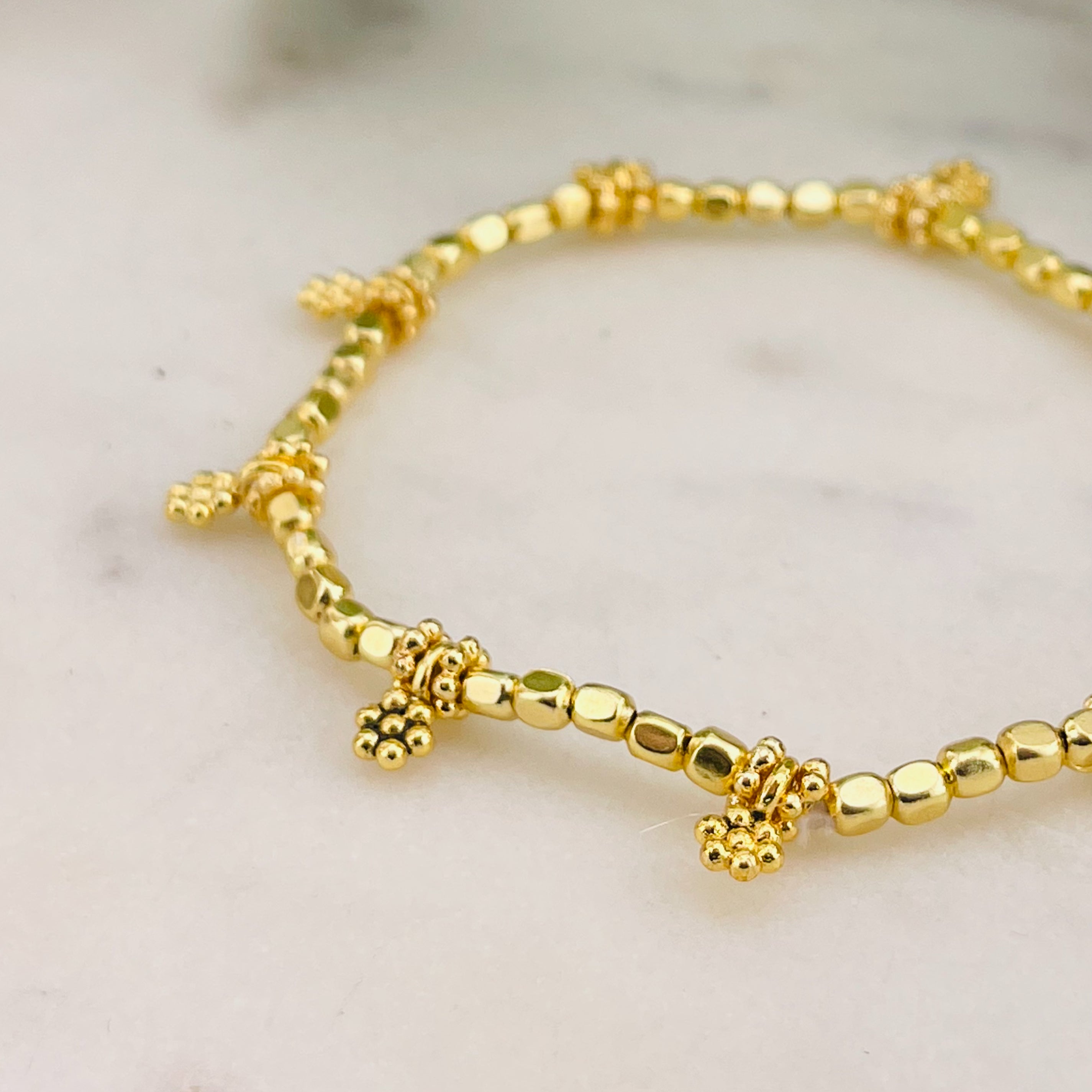 Elastische goldene Armkette mit Perlen und Charms-Anhängern Birdy
