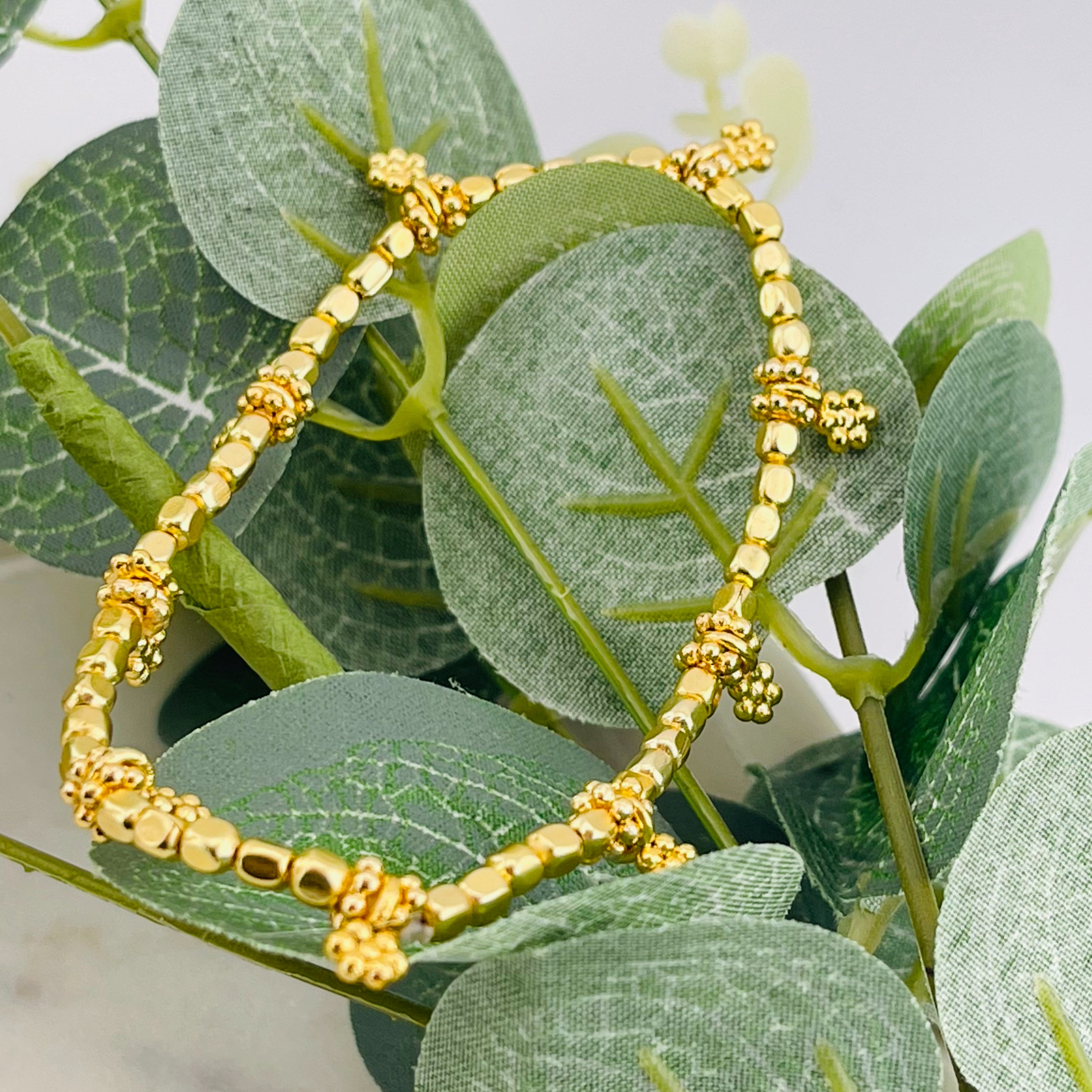 Elastische goldene Armkette mit Perlen und Charms-Anhängern Birdy