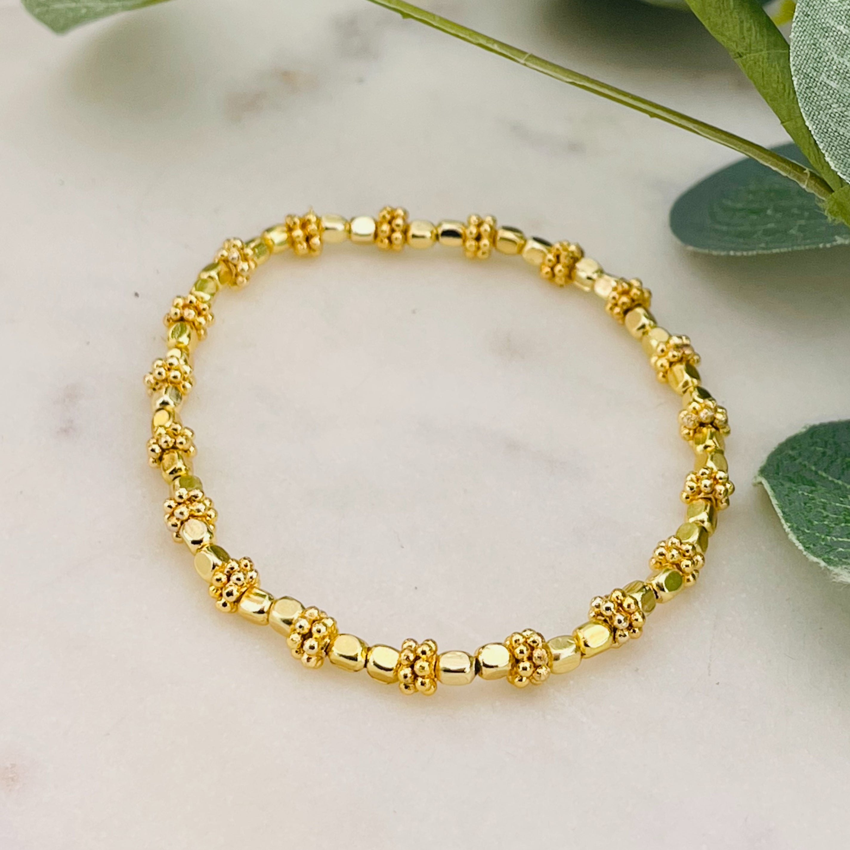 Elastische Armkette Gold-Perlen und Charms Niela