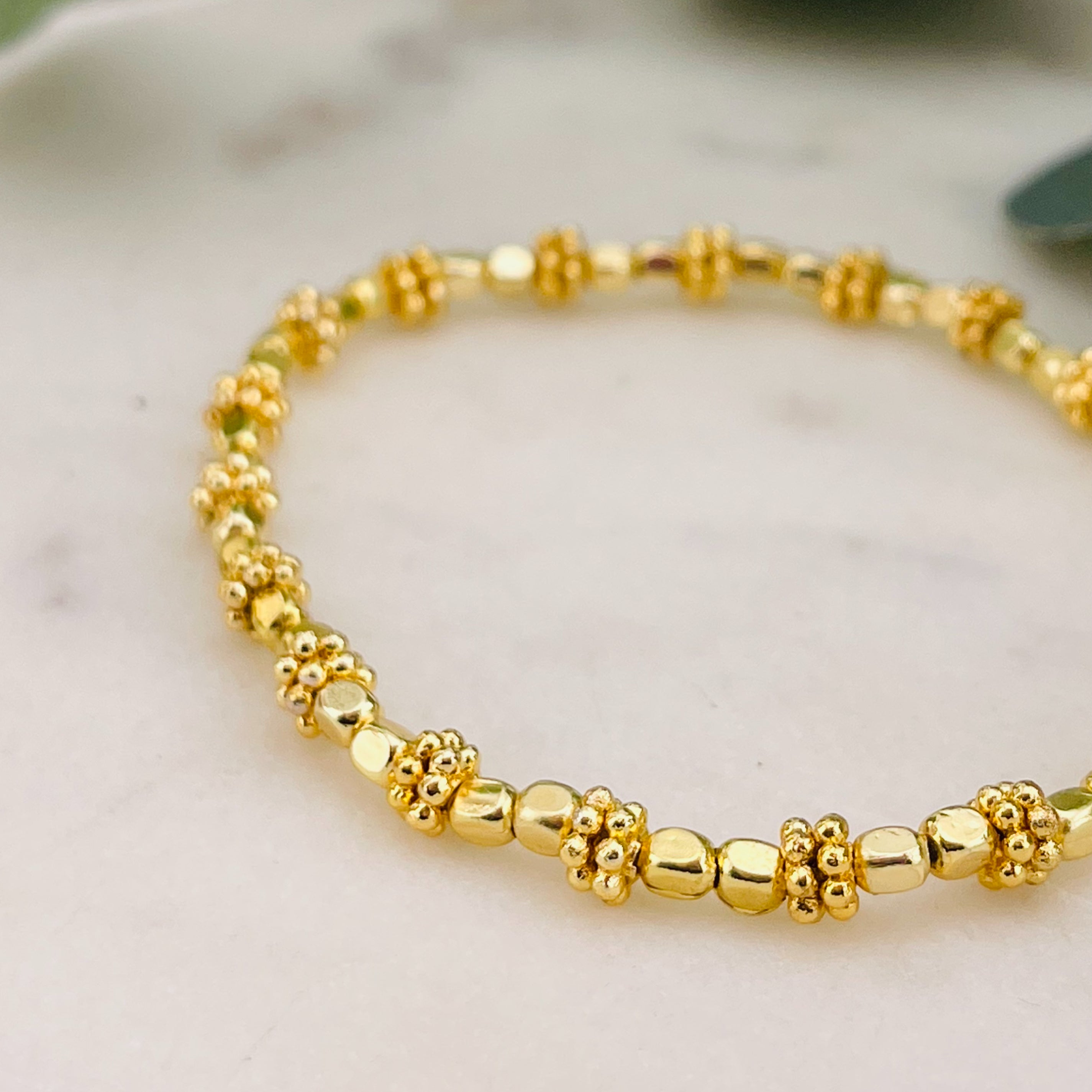 Elastische Armkette Gold-Perlen und Charms Niela