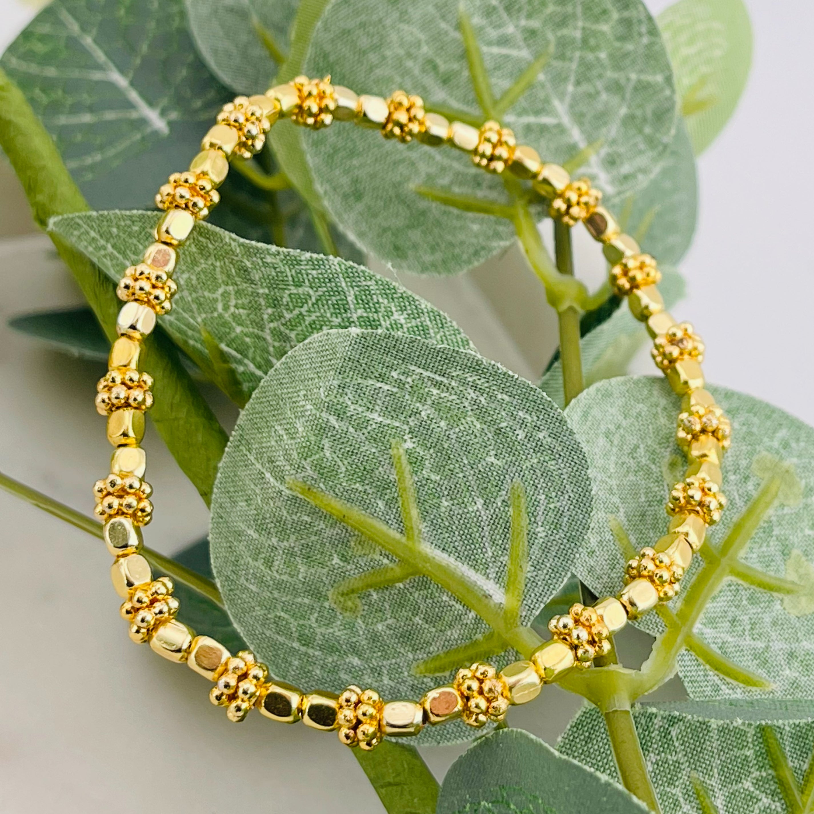Elastische Armkette Gold-Perlen und Charms Niela