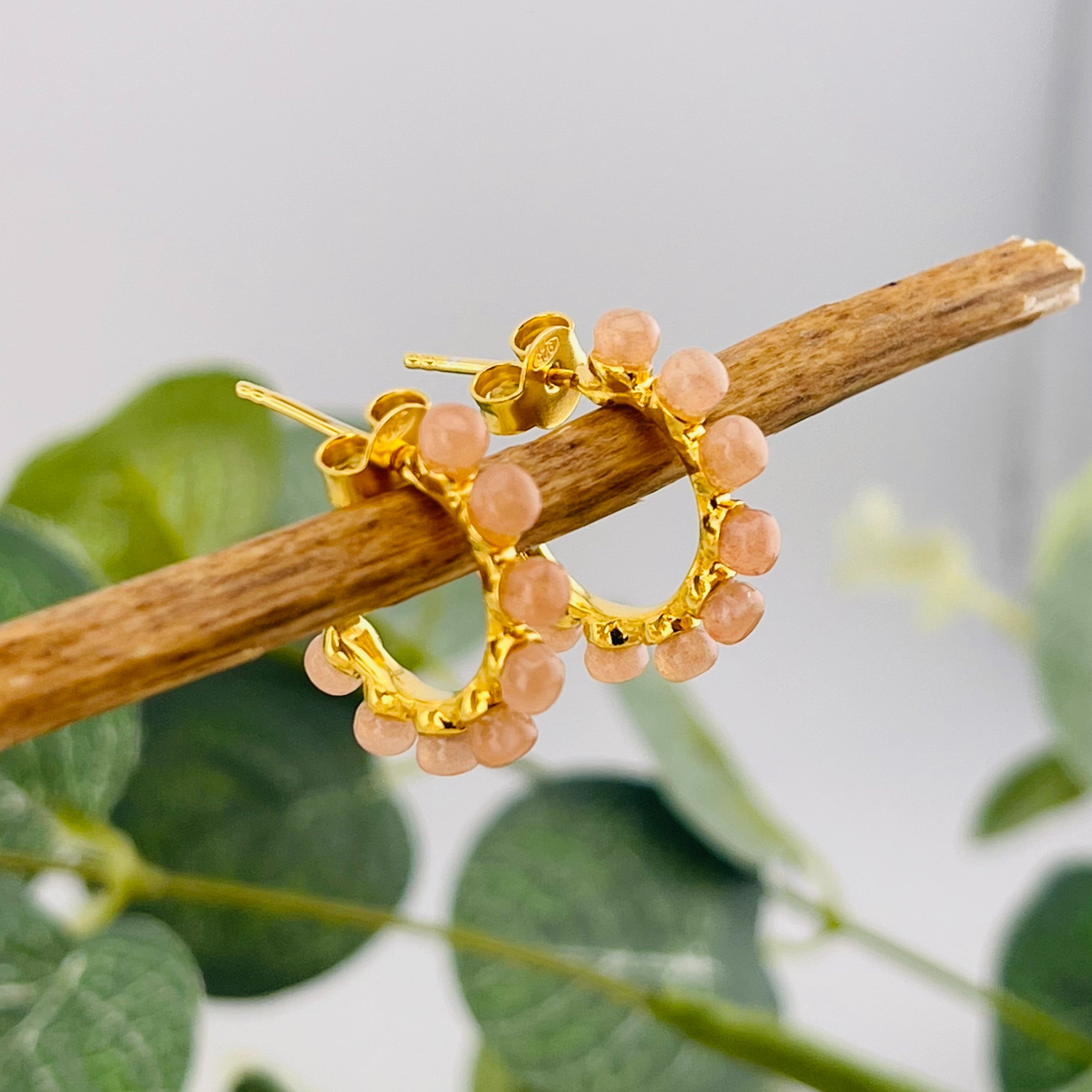 Kleine Goldcreolen mit Peach Mondsteinen Kaley
