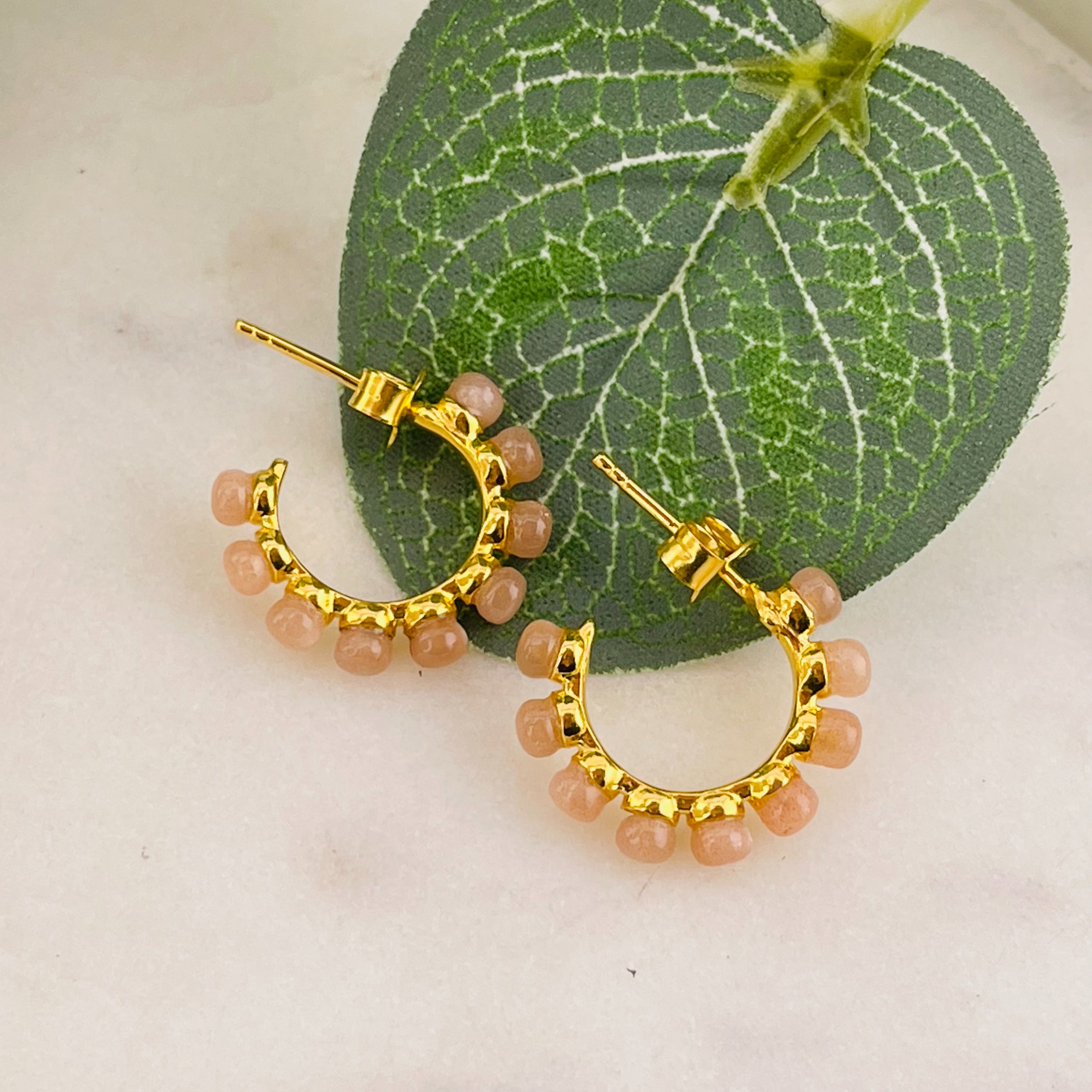 Kleine Goldcreolen mit Peach Mondsteinen Kaley