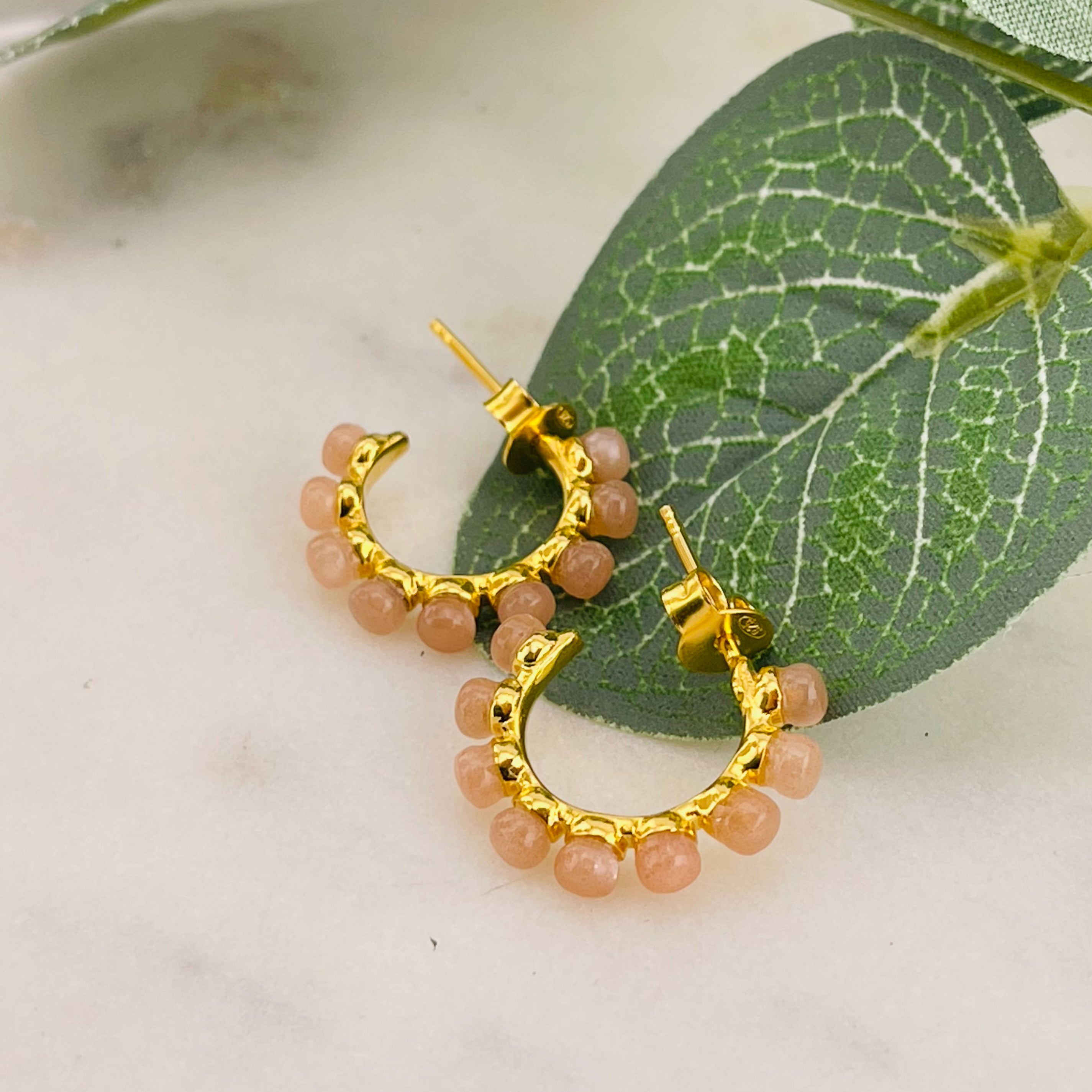 Kleine Goldcreolen mit Peach Mondsteinen Kaley