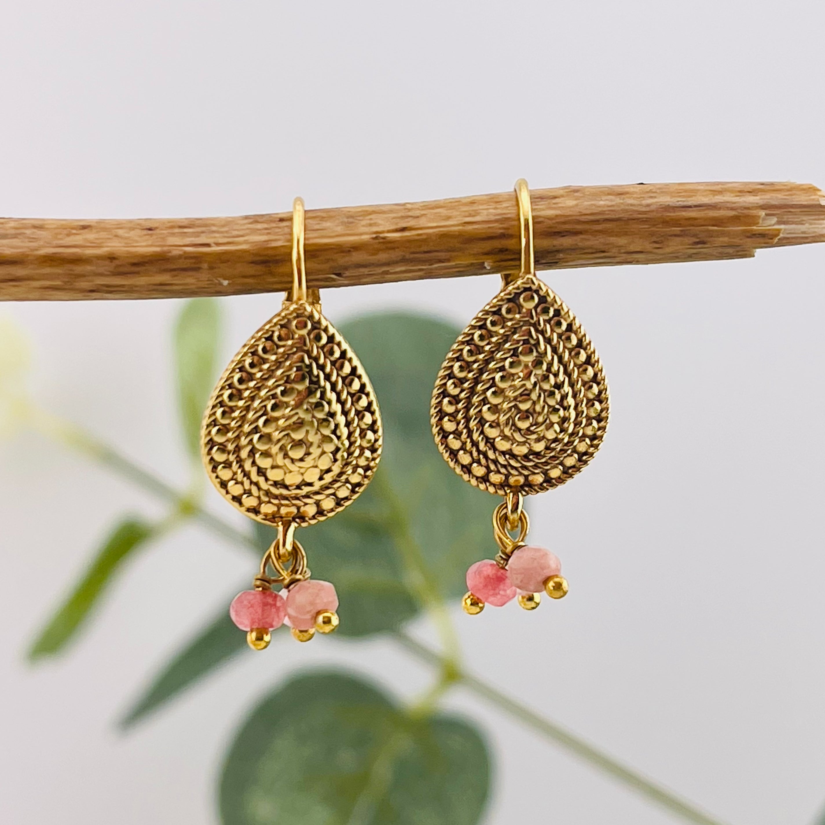 Goldene Ohrhänger mit rosa Quarz-Steinen Boho-Style Ariella