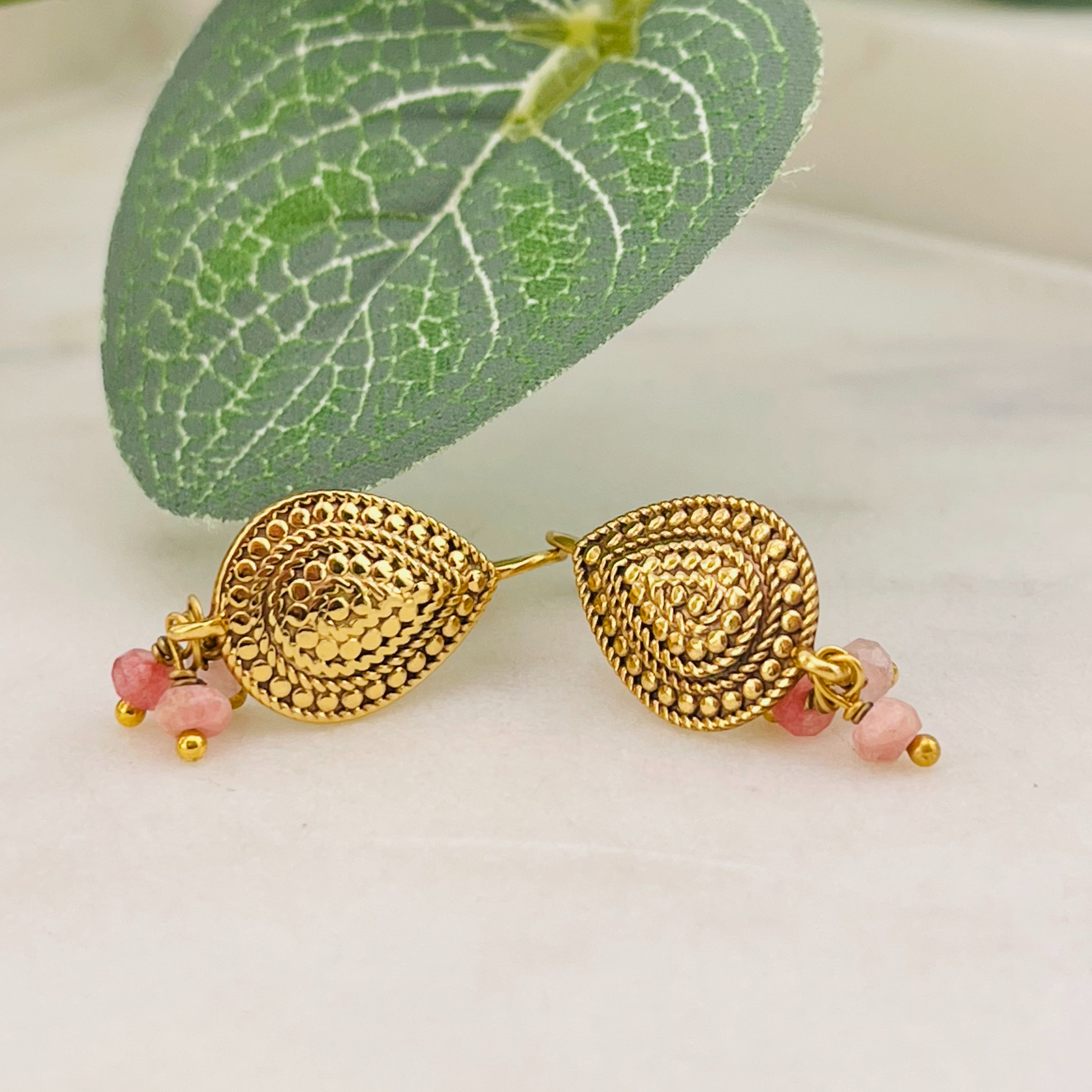 Goldene Ohrhänger mit rosa Quarz-Steinen Boho-Style Ariella