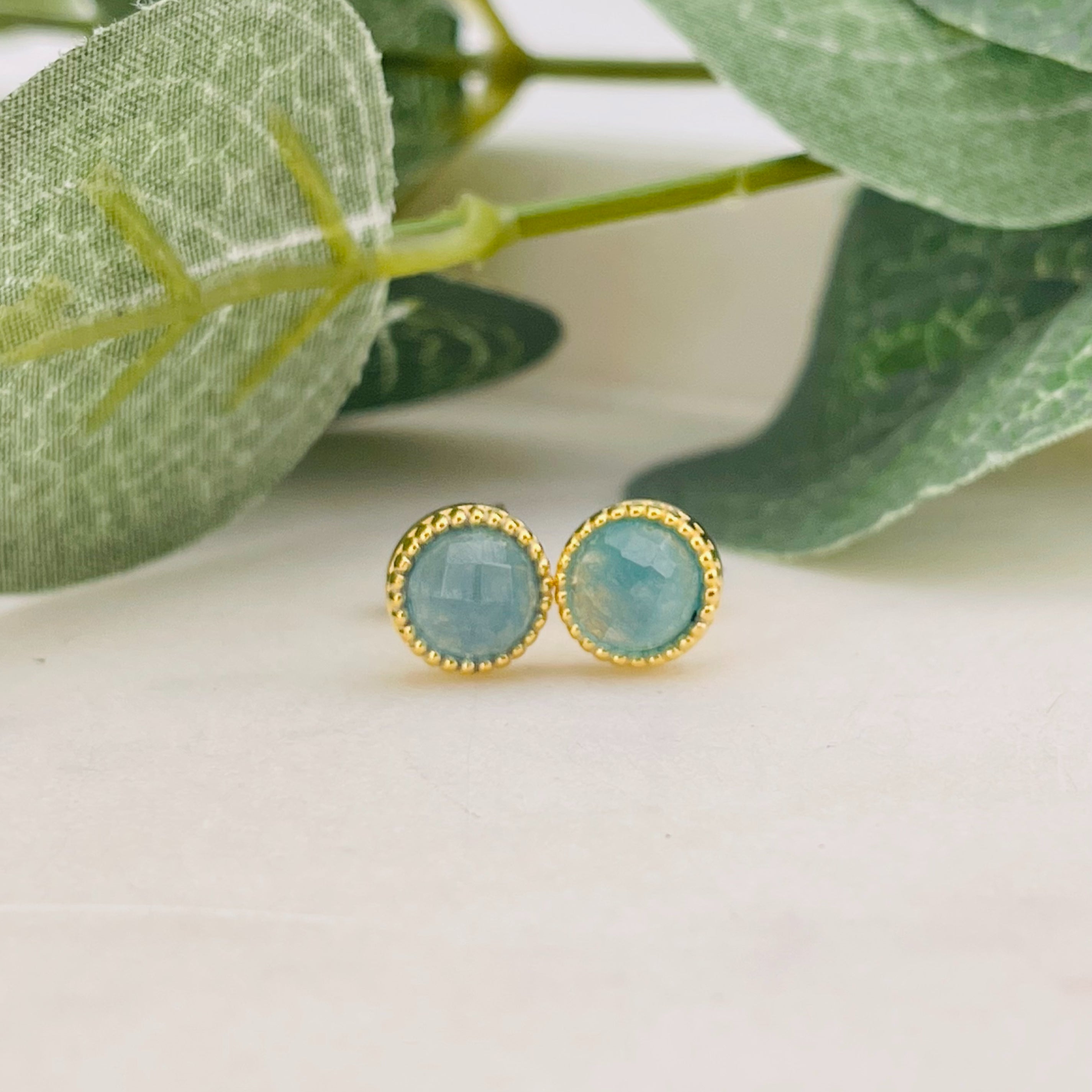 Goldene Vintage Ohrstecker mit mintfarbenem Blue Quartz Valley