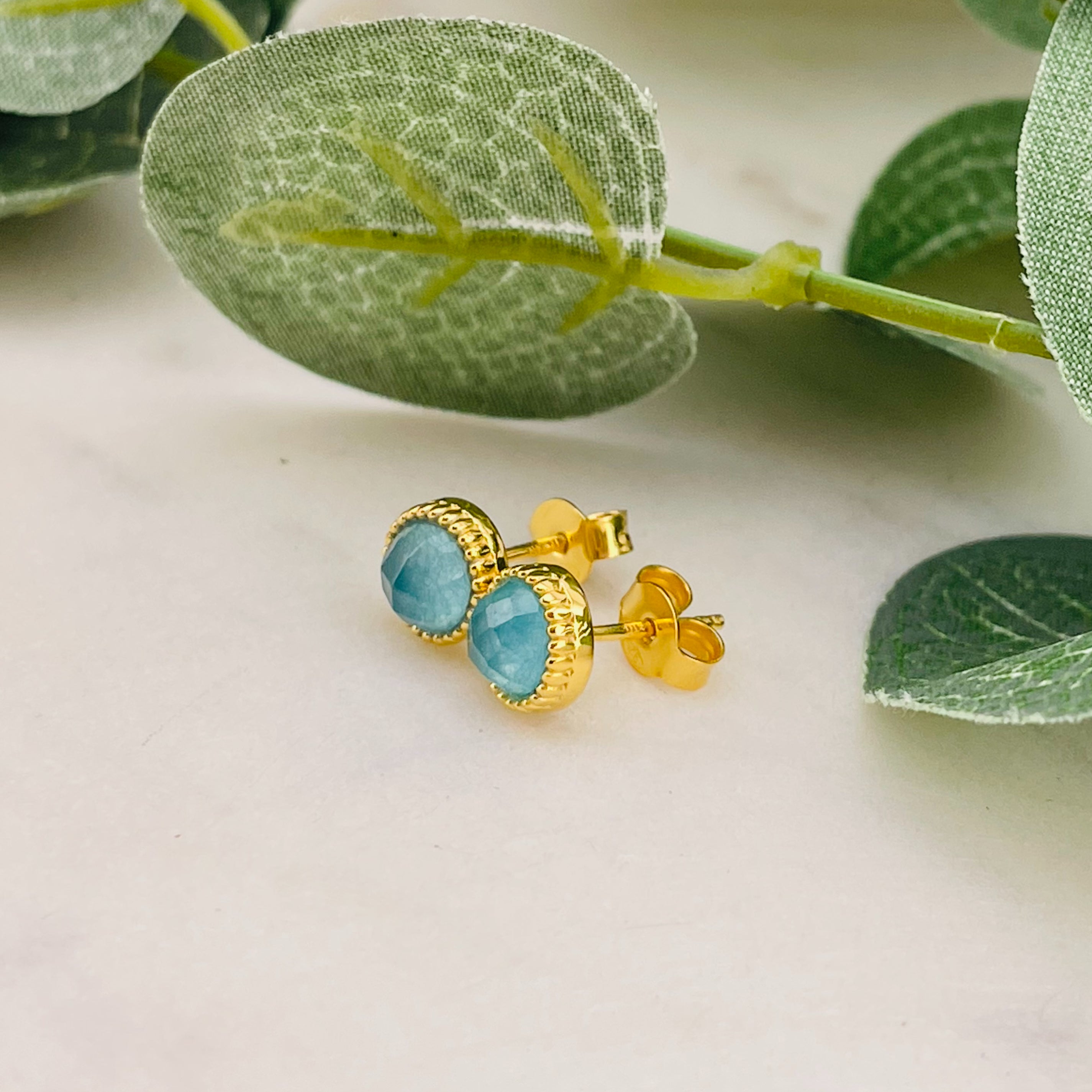 Goldene Vintage Ohrstecker mit mintfarbenem Blue Quartz Valley