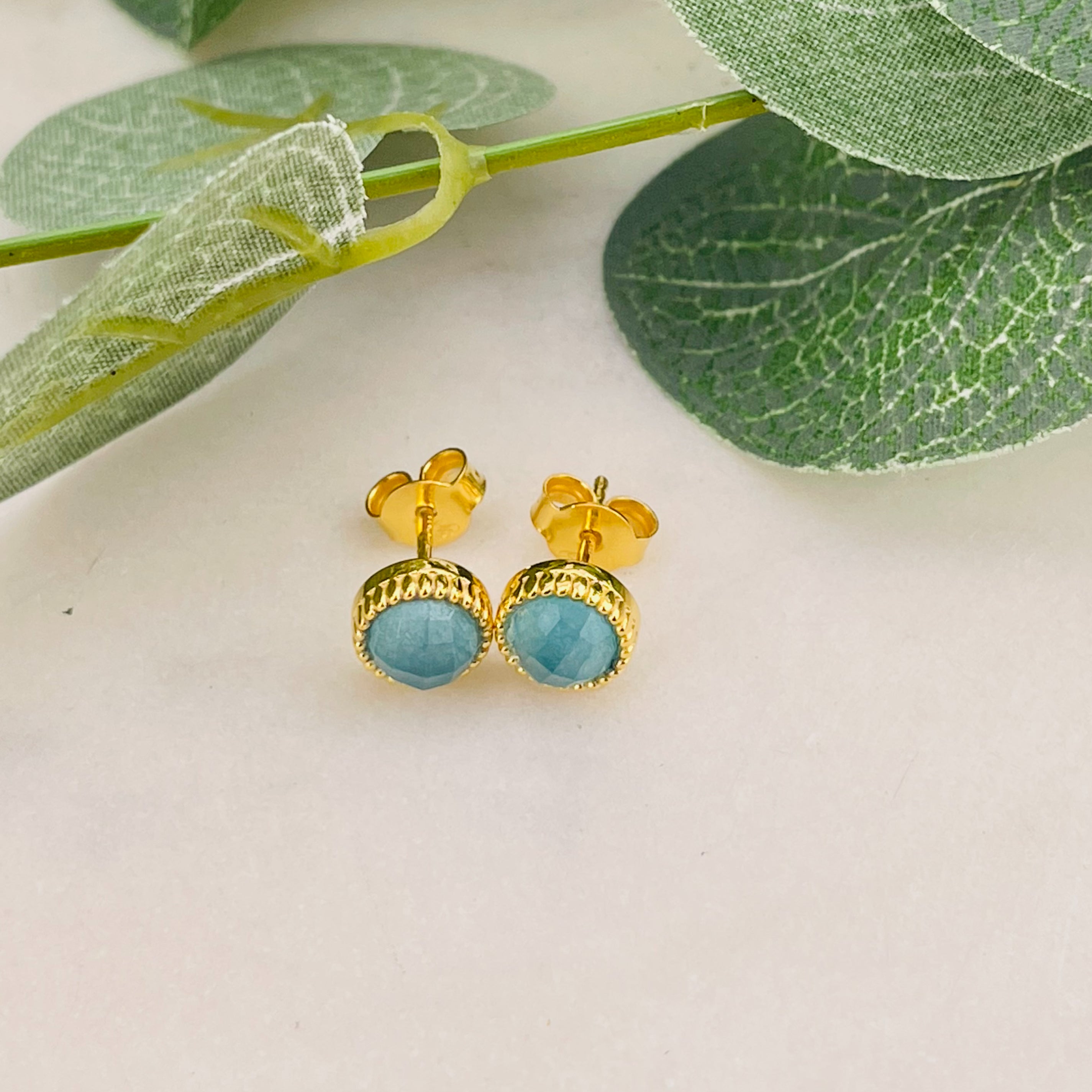 Goldene Vintage Ohrstecker mit mintfarbenem Blue Quartz Valley