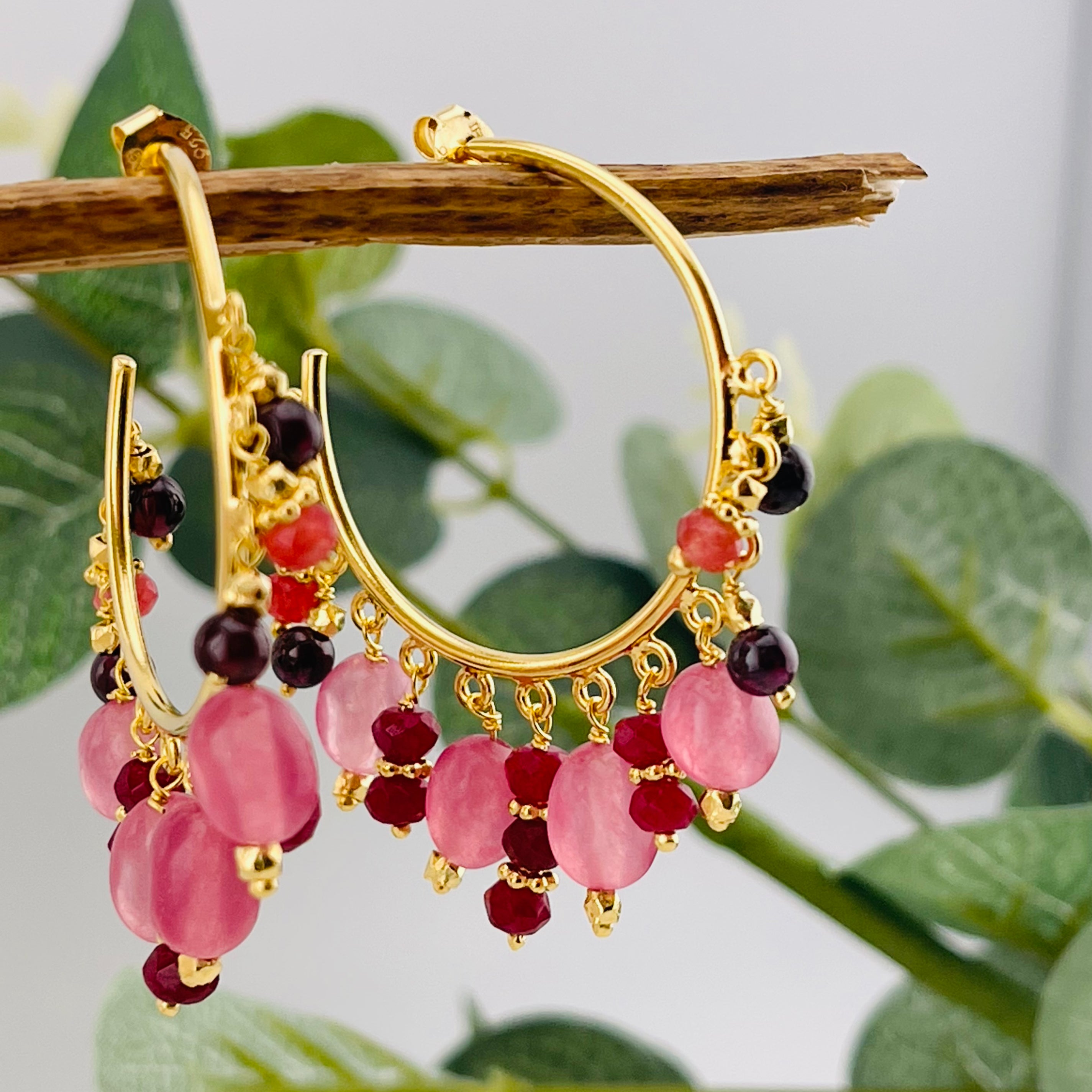 Offene Goldcreolen mit vielen Steinanhängern in rosa granat Ivette