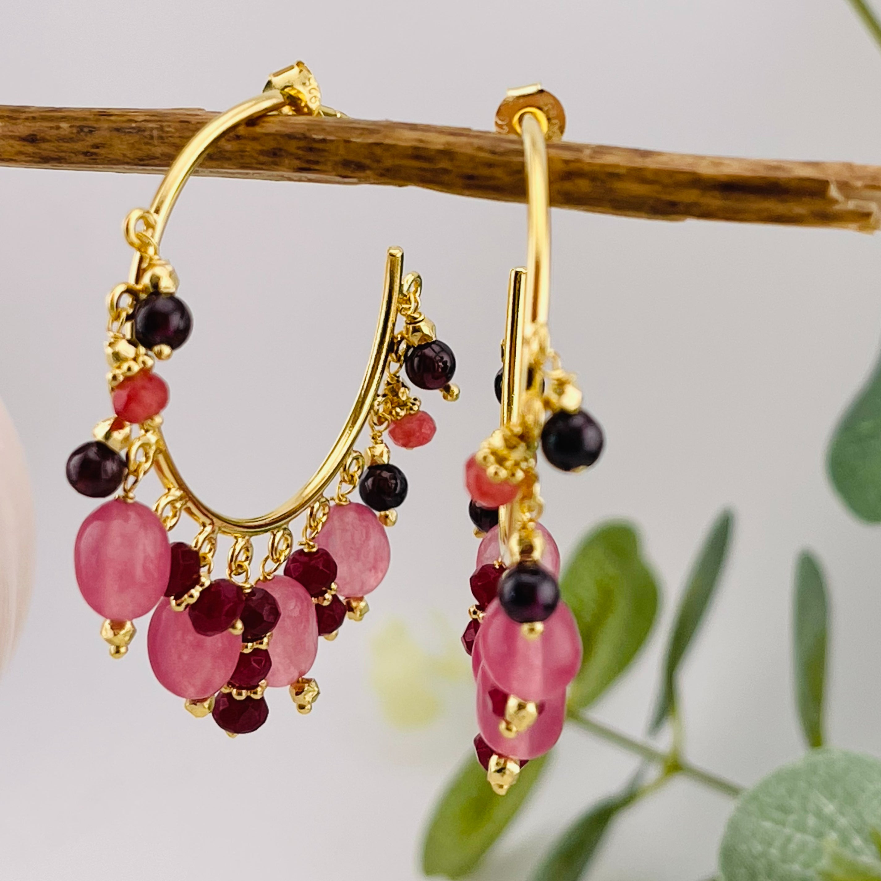 Offene Goldcreolen mit vielen Steinanhängern in rosa granat Ivette