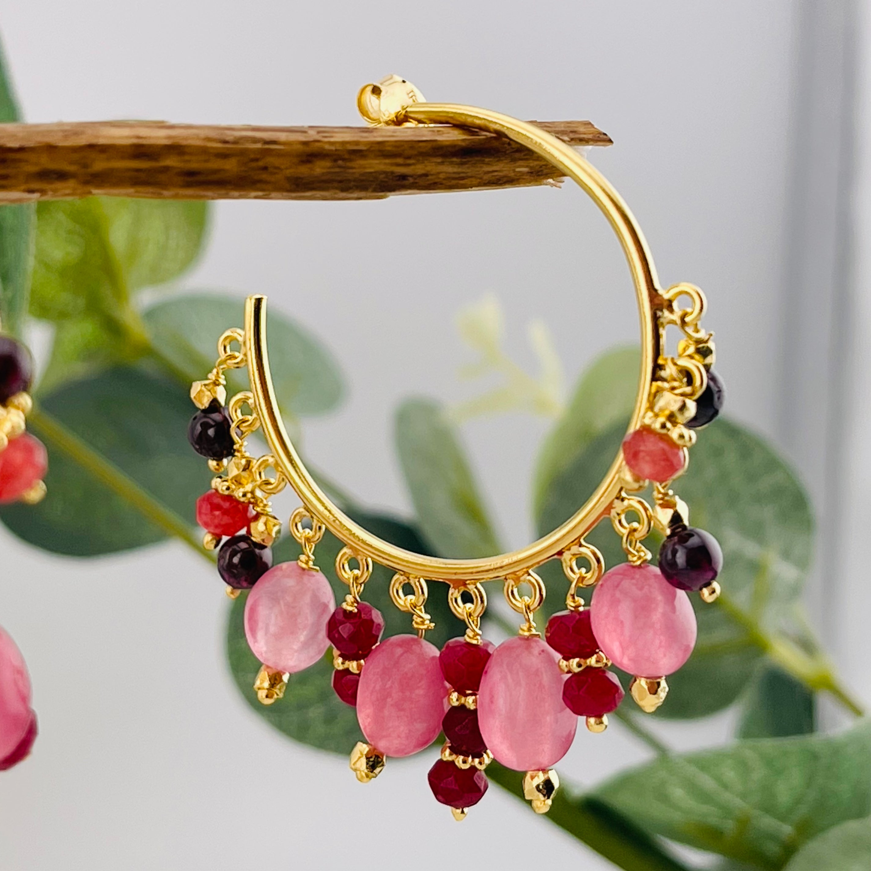 Offene Goldcreolen mit vielen Steinanhängern in rosa granat Ivette