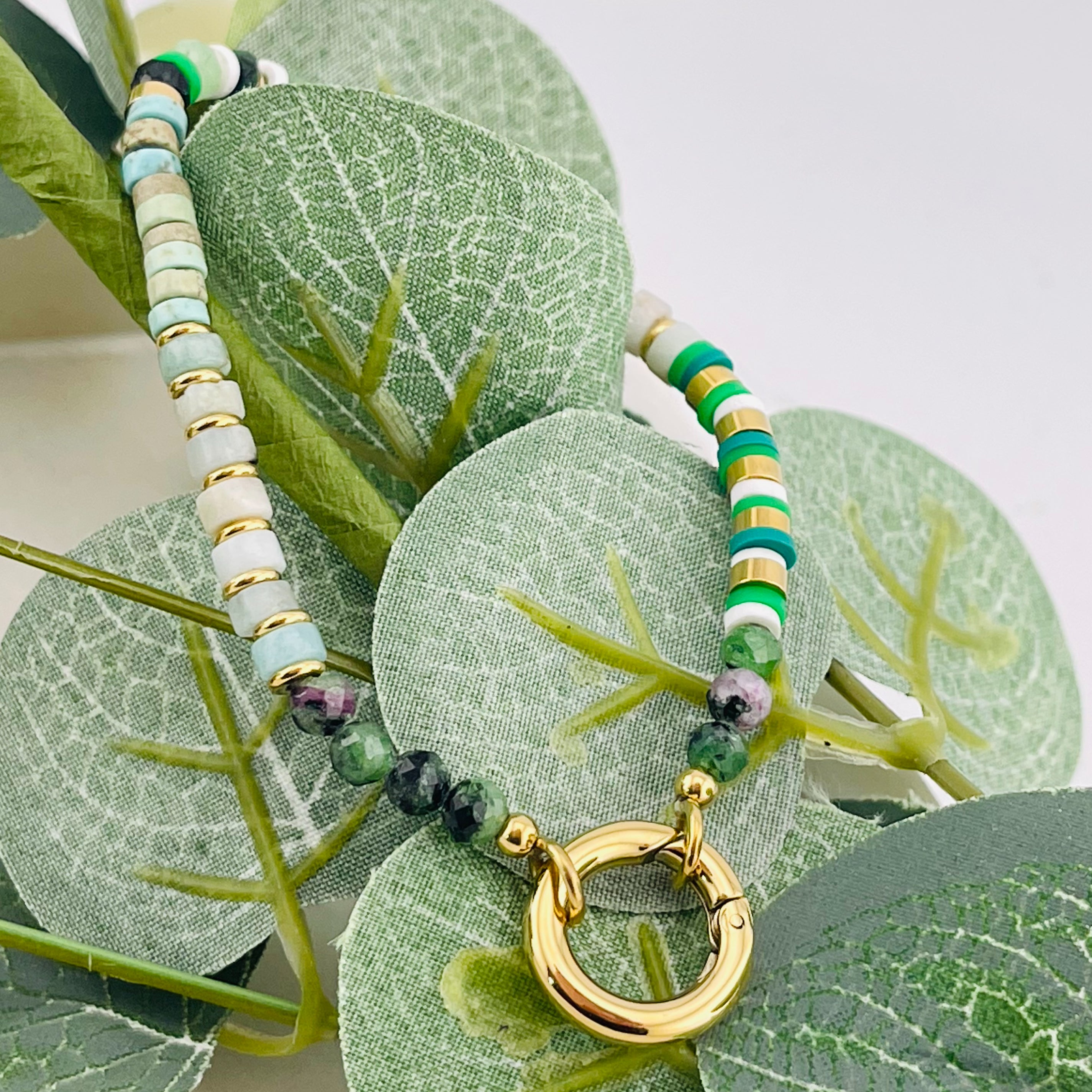 Elastisches Armband mit grünen Steinen und Miyuki-Perlen Inaya