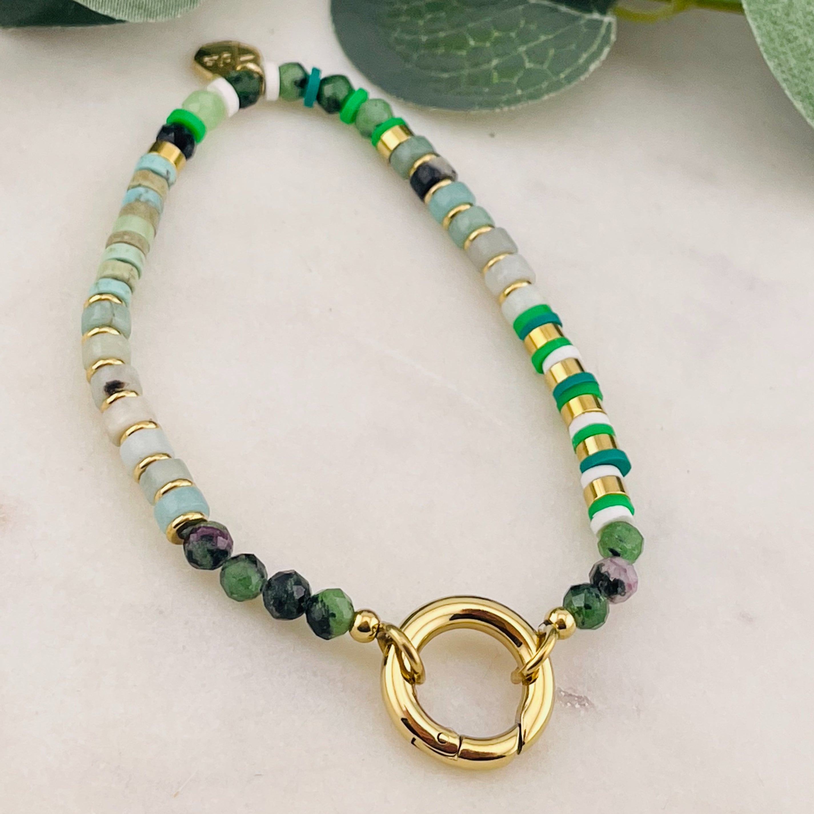 Elastisches Armband mit grünen Steinen und Miyuki-Perlen Inaya