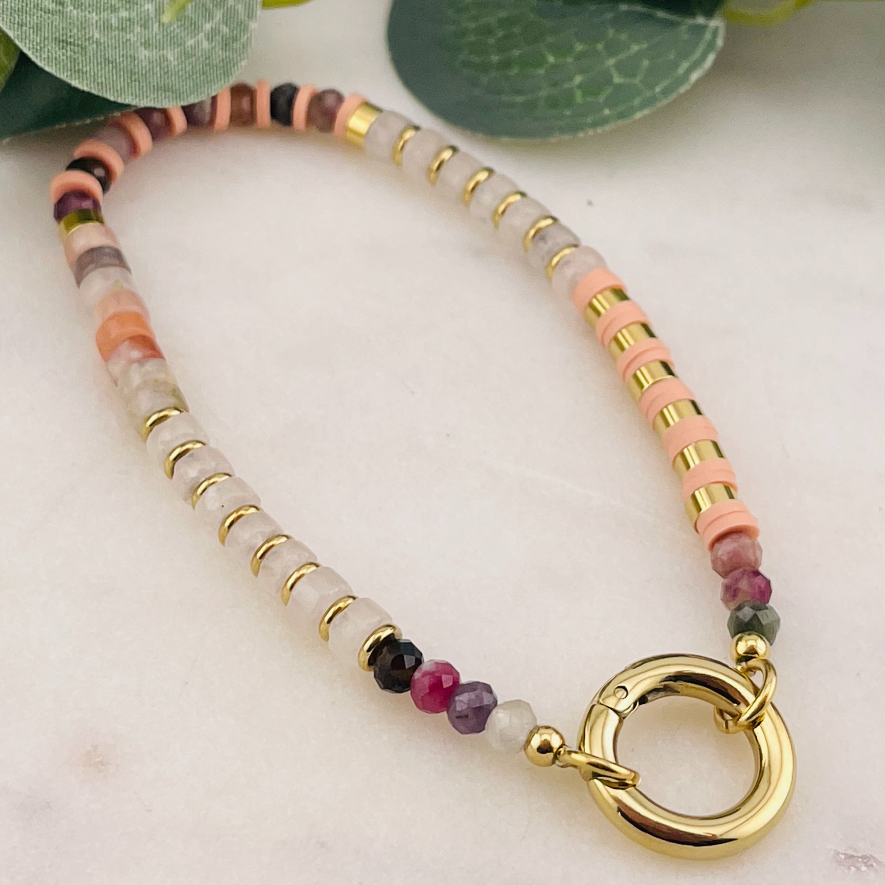 Trendiges Armband mit bunten Miyuki-Perlen und Steinen Paola