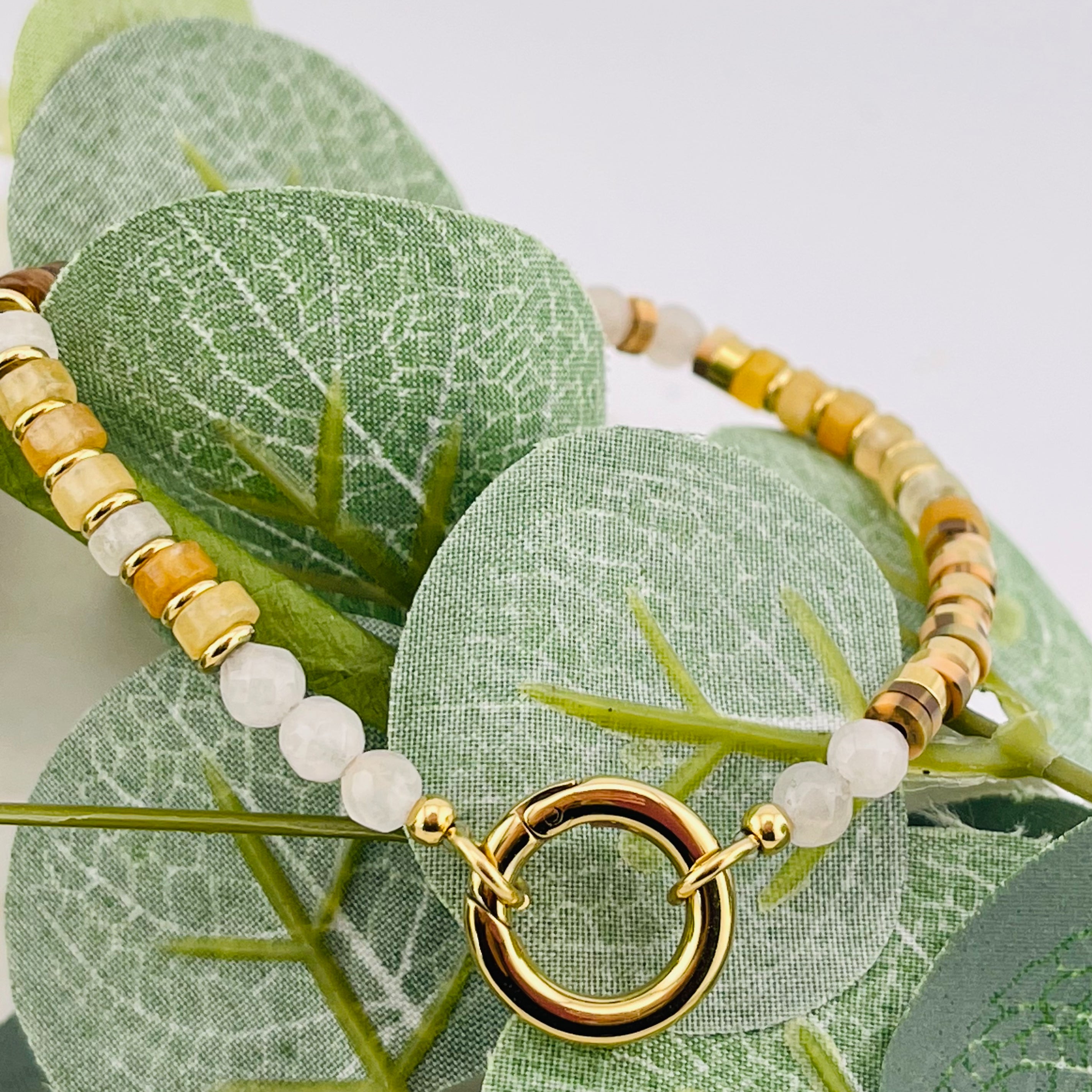 Elastisches Armband mit gold-gelben Steinen und Miyuki-Perlen Tora