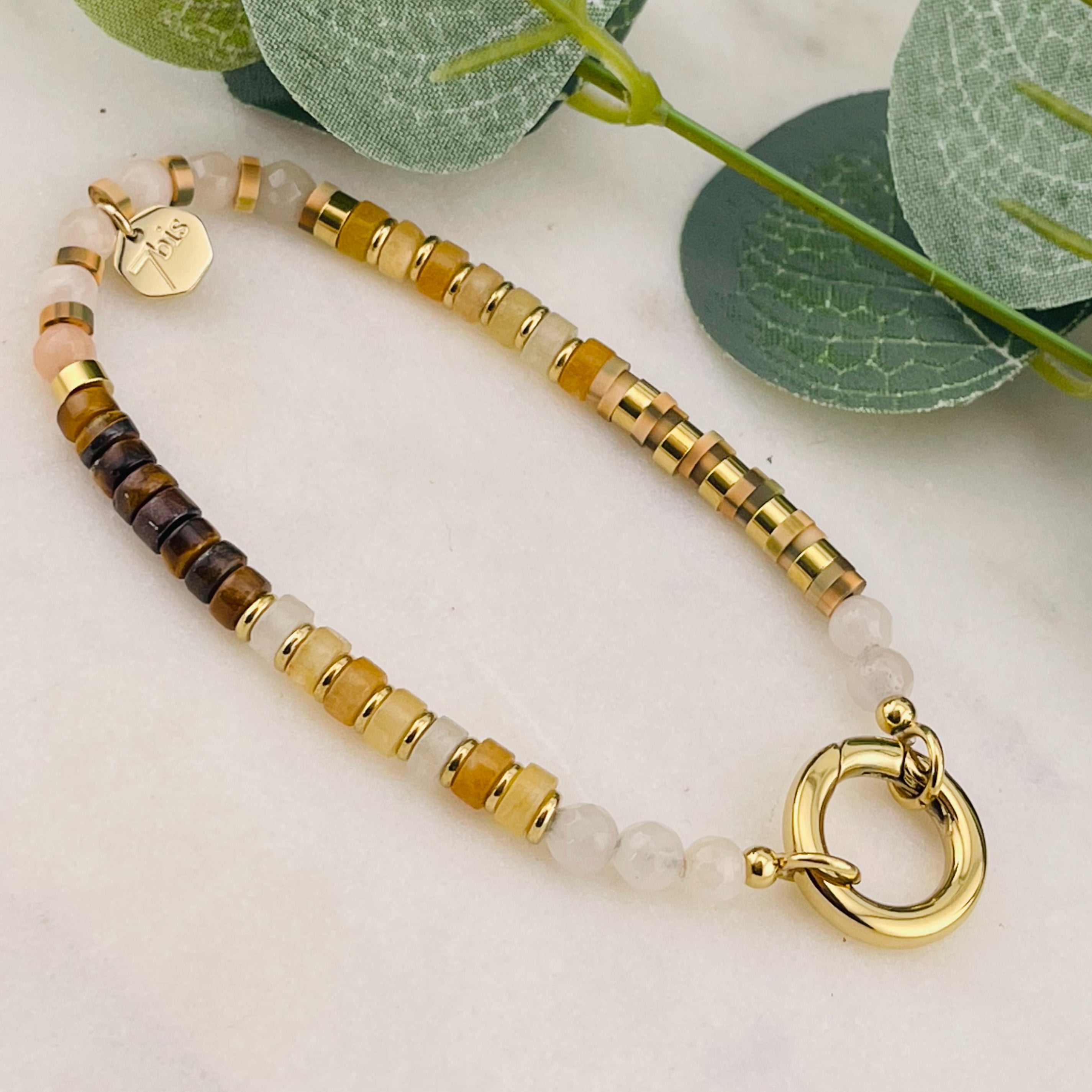 Elastisches Armband mit gold-gelben Steinen und Miyuki-Perlen Tora