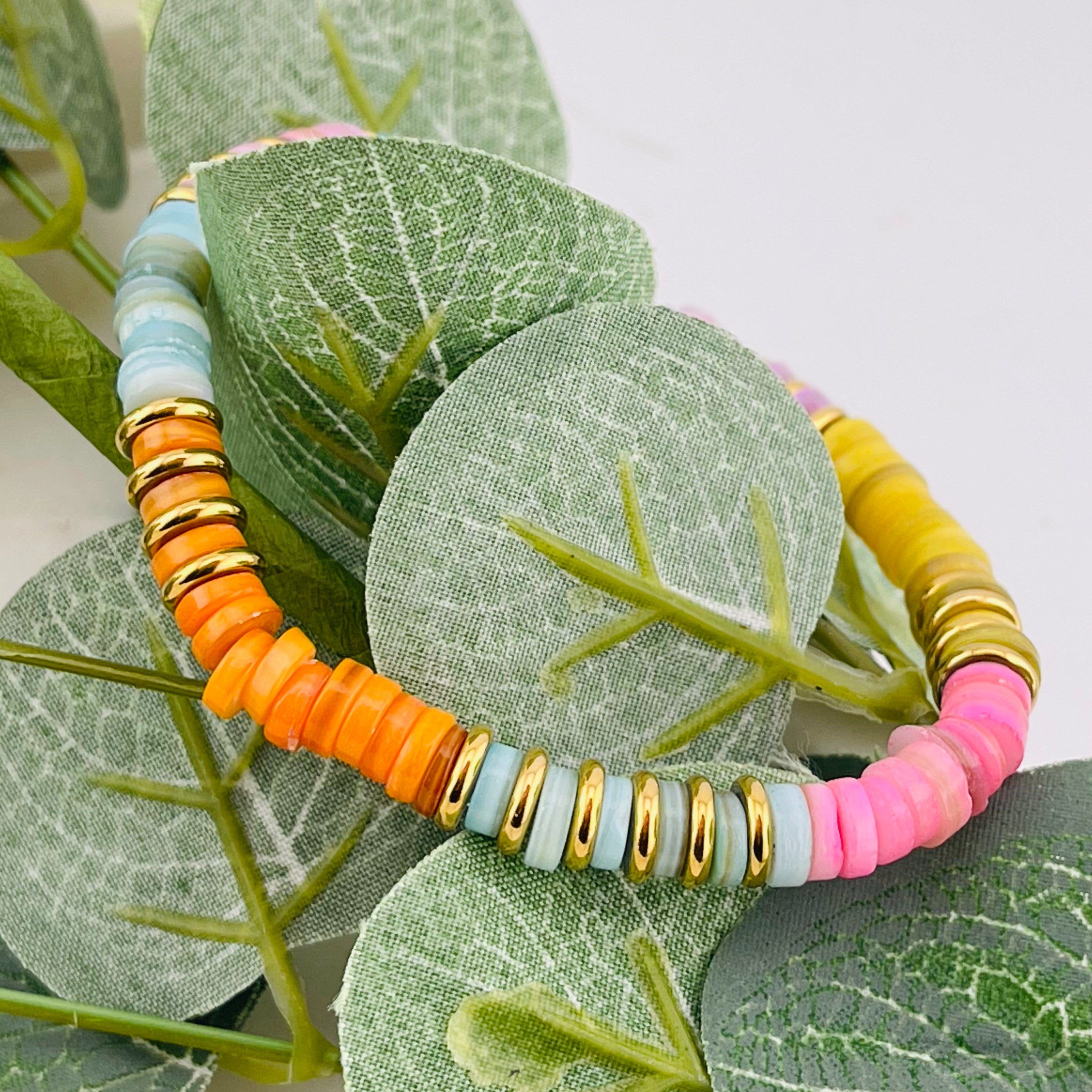 Elastisches Steinperlen-Armband in Regenbogen-Farben Padma