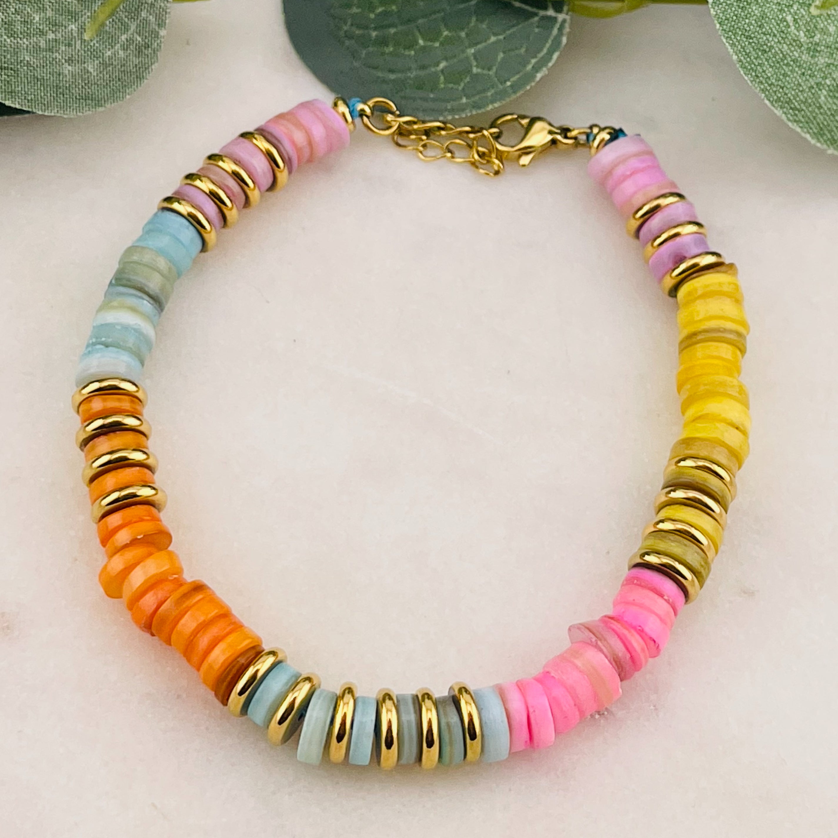 Elastisches Steinperlen-Armband in Regenbogen-Farben Padma