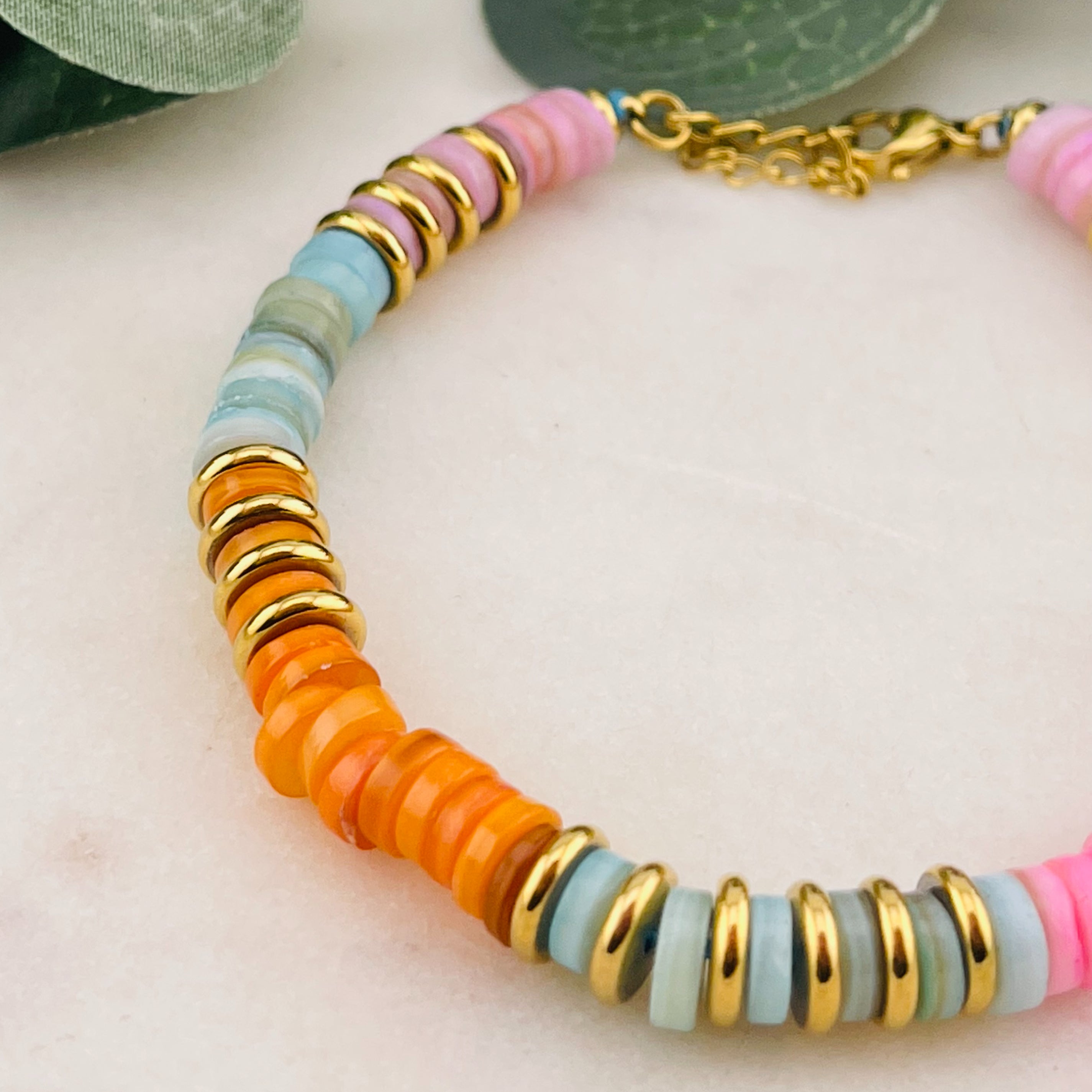Elastisches Steinperlen-Armband in Regenbogen-Farben Padma