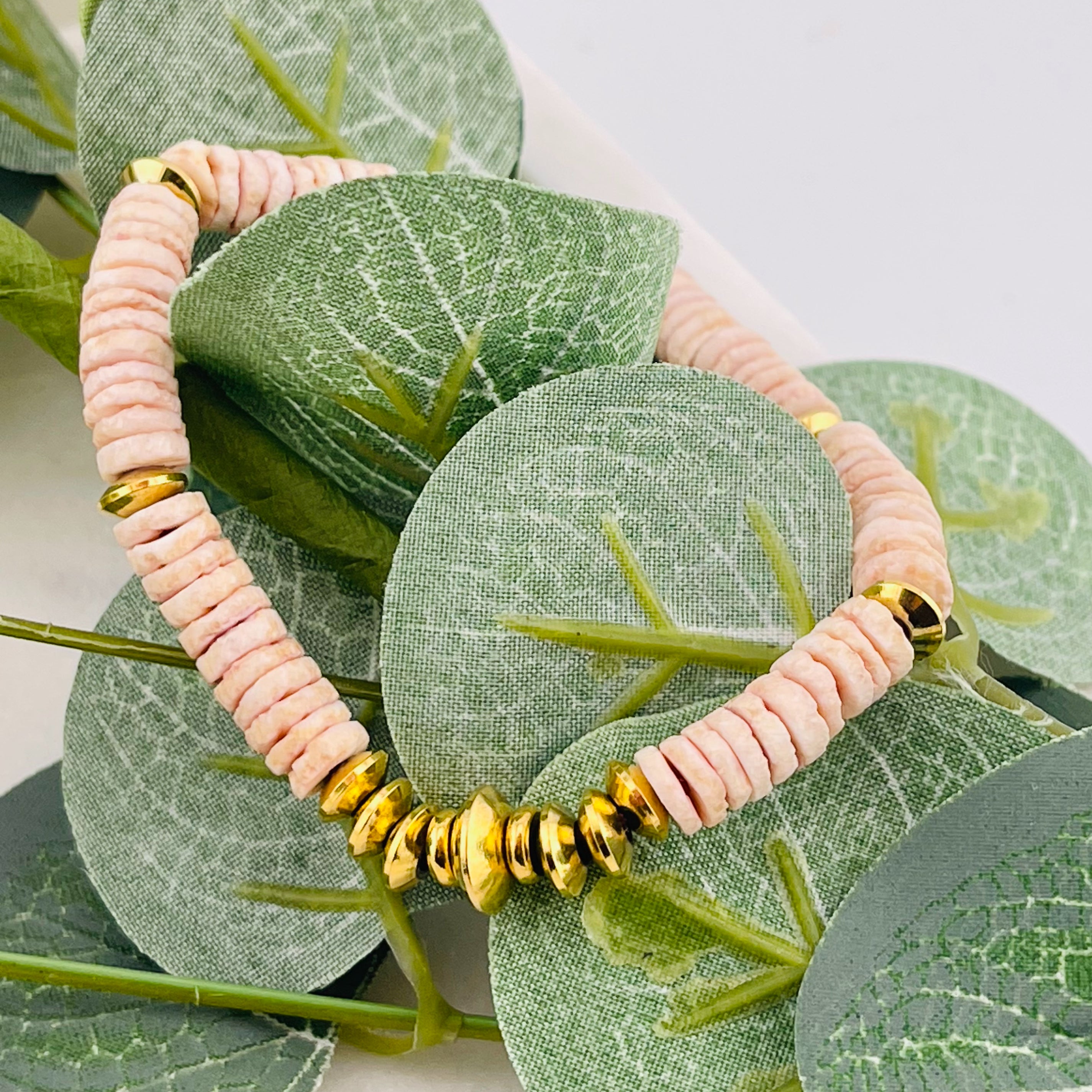 Armband mit lachsfarbenen Steinkrallen und Goldperlen Miva
