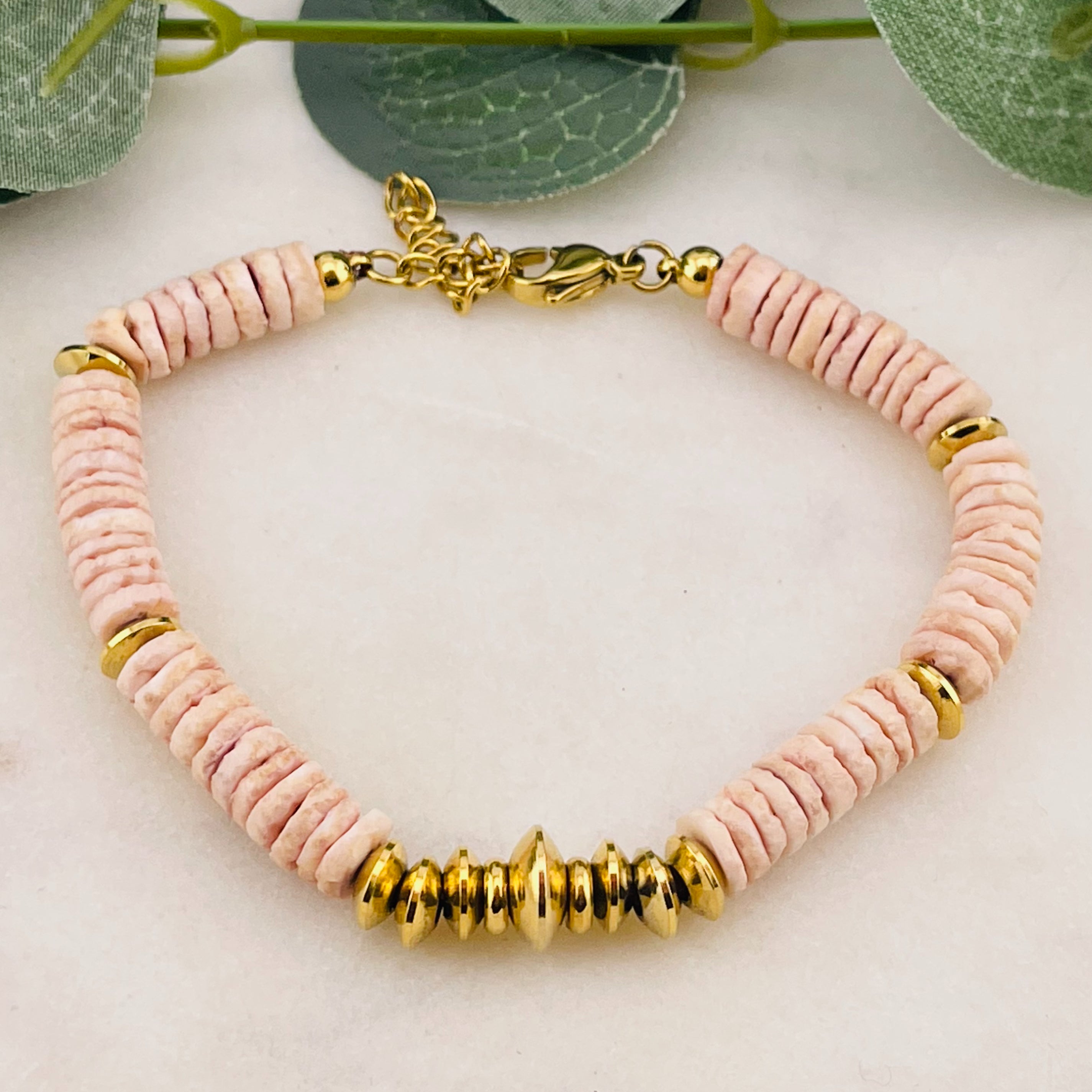 Armband mit lachsfarbenen Steinkrallen und Goldperlen Miva
