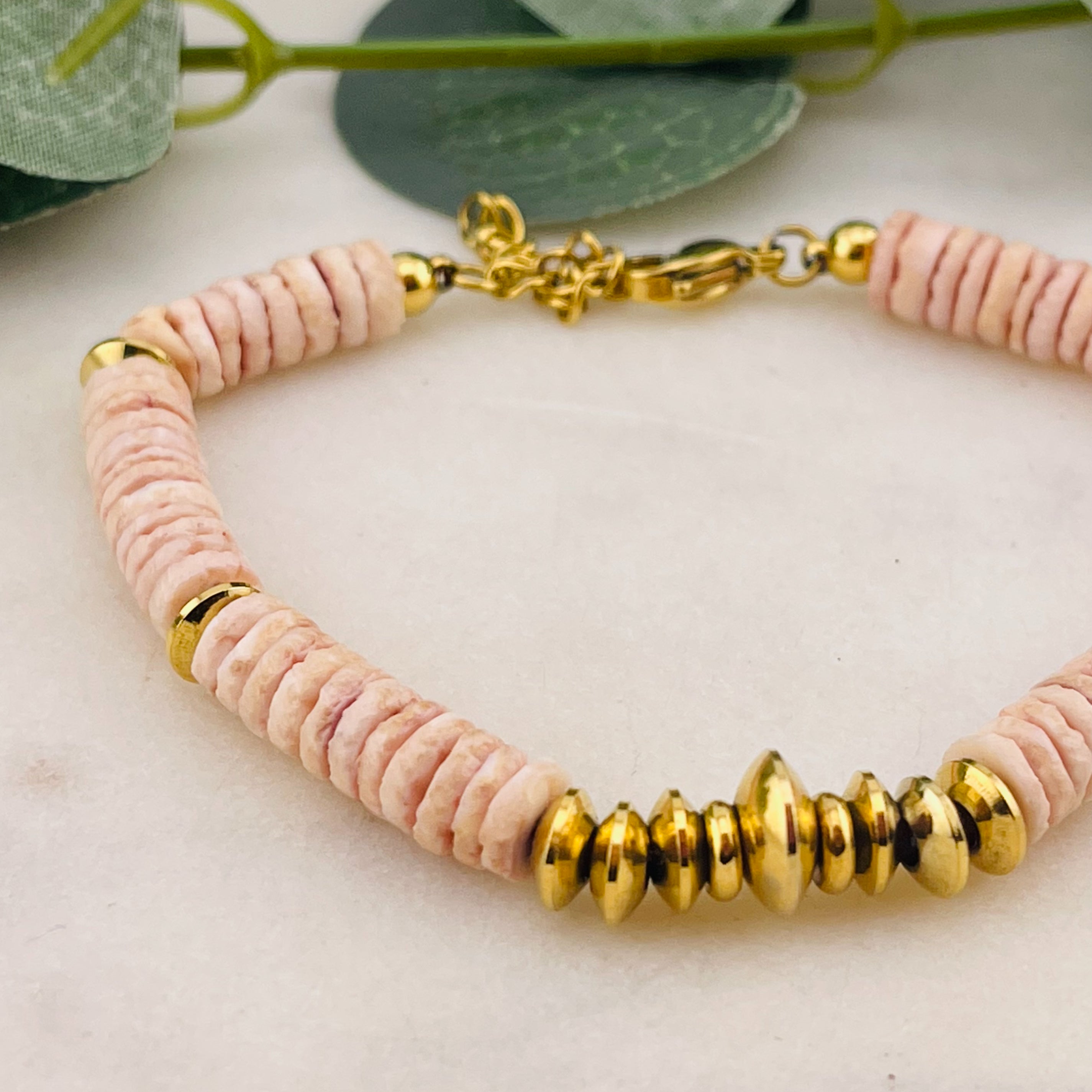 Armband mit lachsfarbenen Steinkrallen und Goldperlen Miva