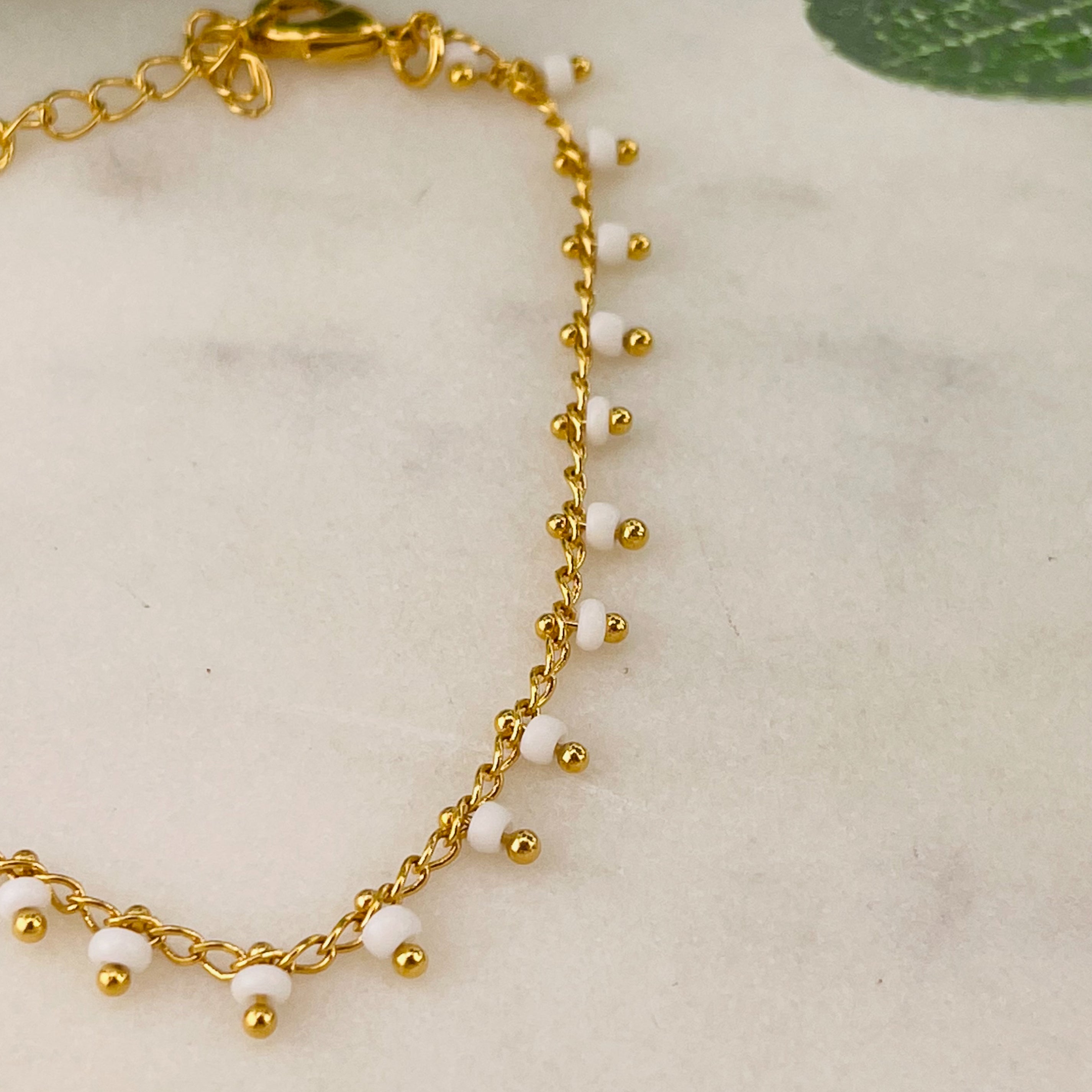 Feines goldenes Armkettchen mit weissen Perlen Ayrn