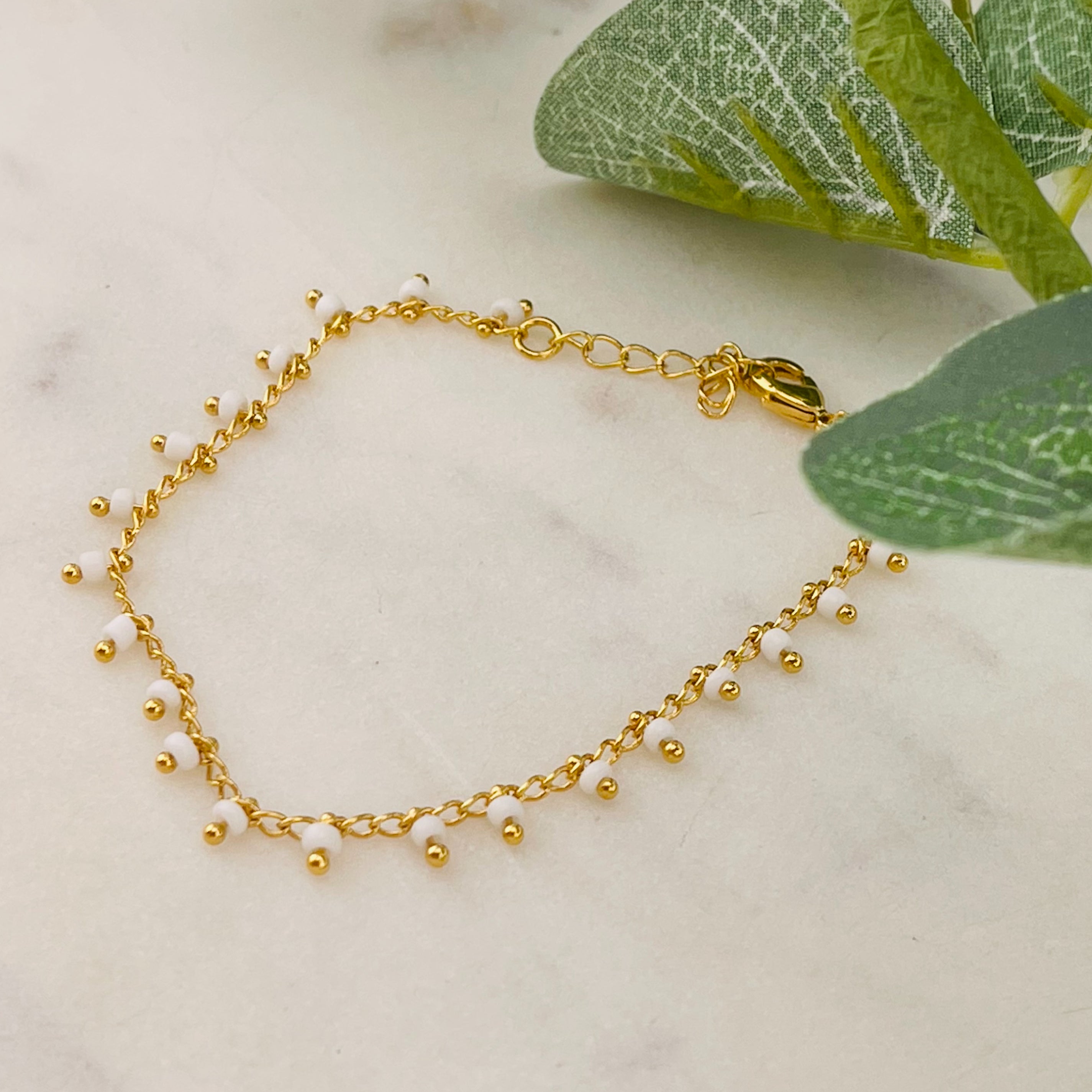 Feines goldenes Armkettchen mit weissen Perlen Ayrn