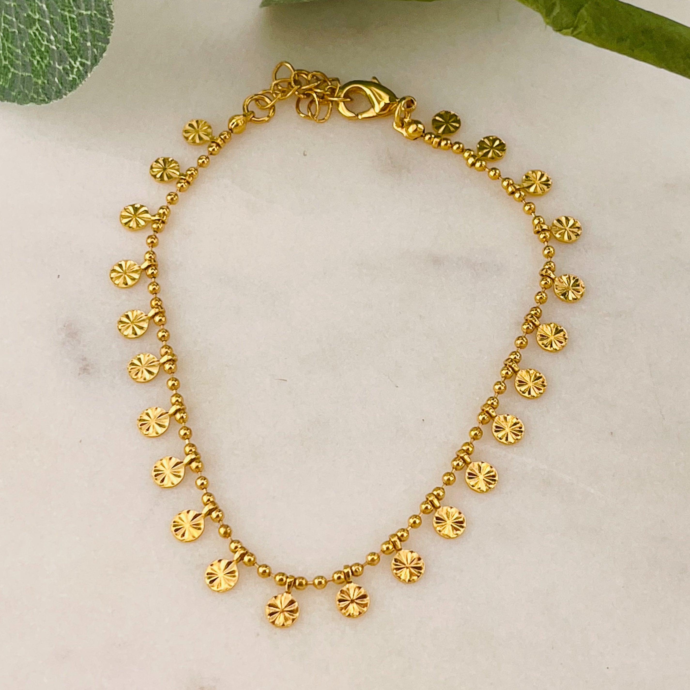 Feines goldenes Armkettchen mit Plättchen-Anhängern Lea