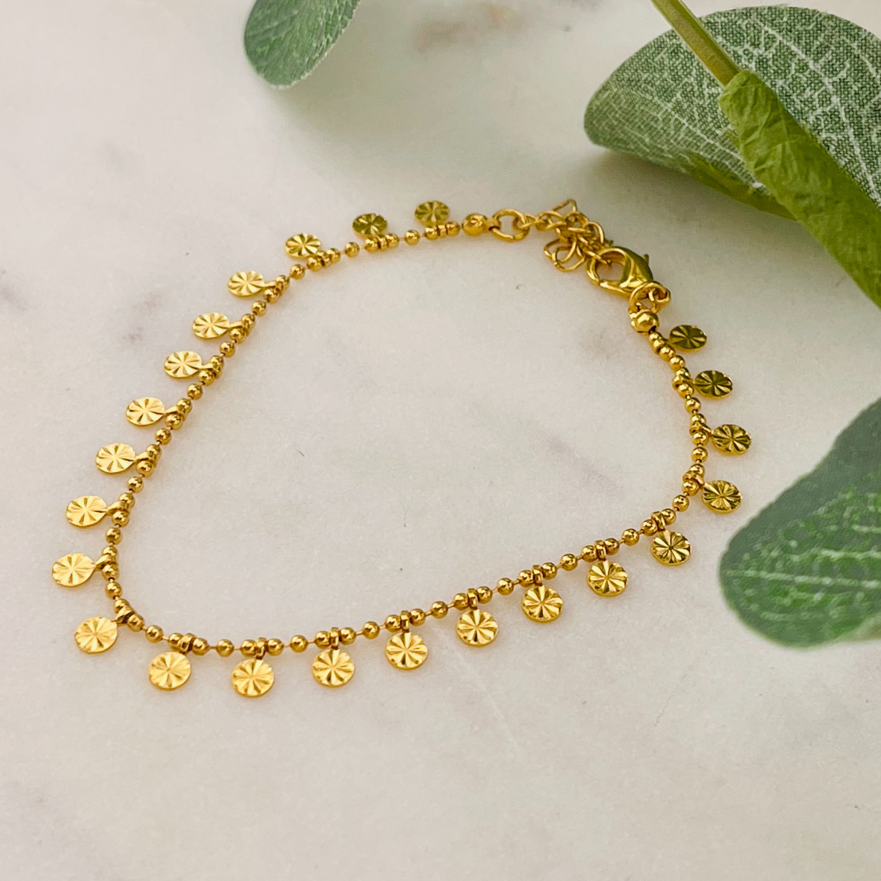 Feines goldenes Armkettchen mit Plättchen-Anhängern Lea