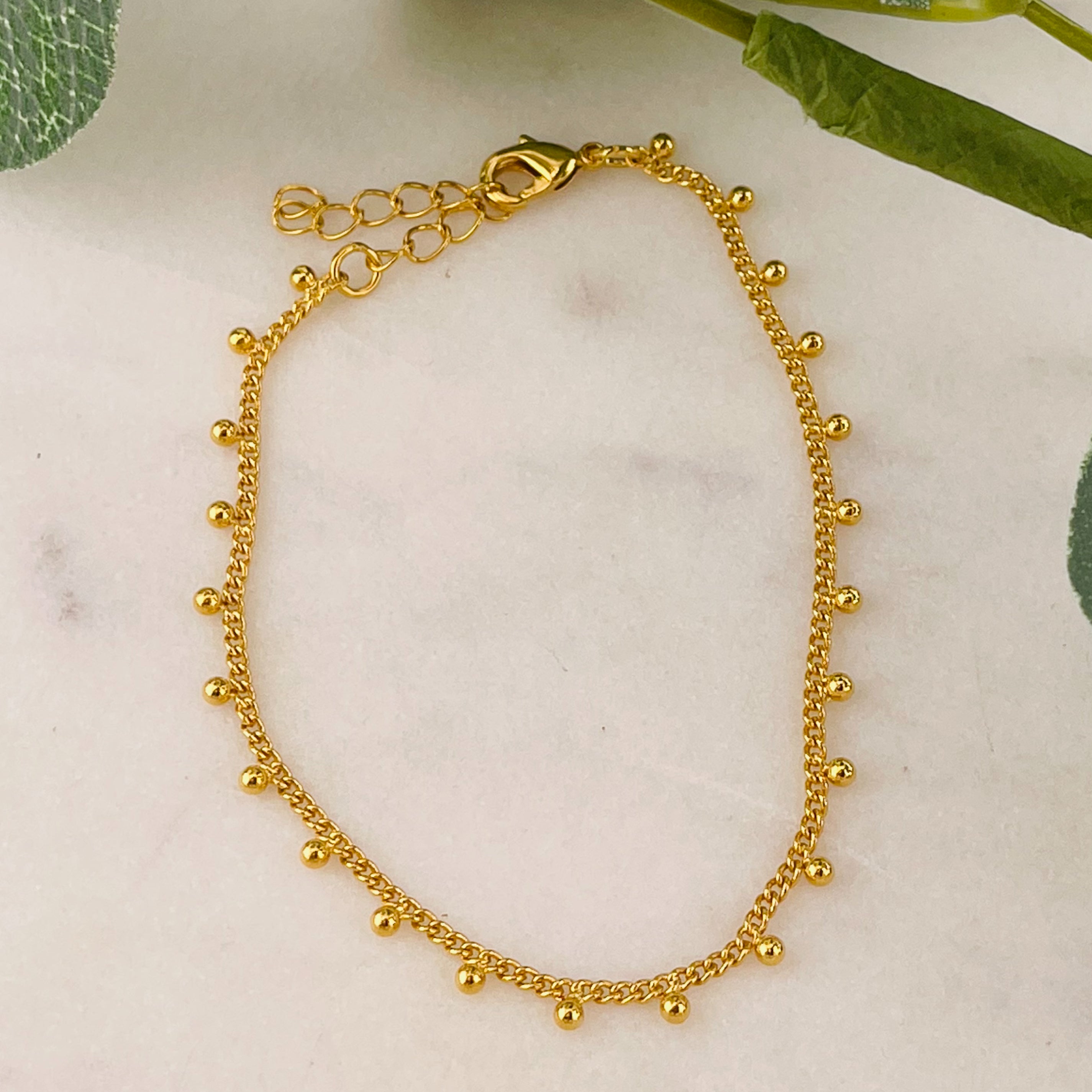 Feines Boho-Armkettchen mit Goldperlen Alessi